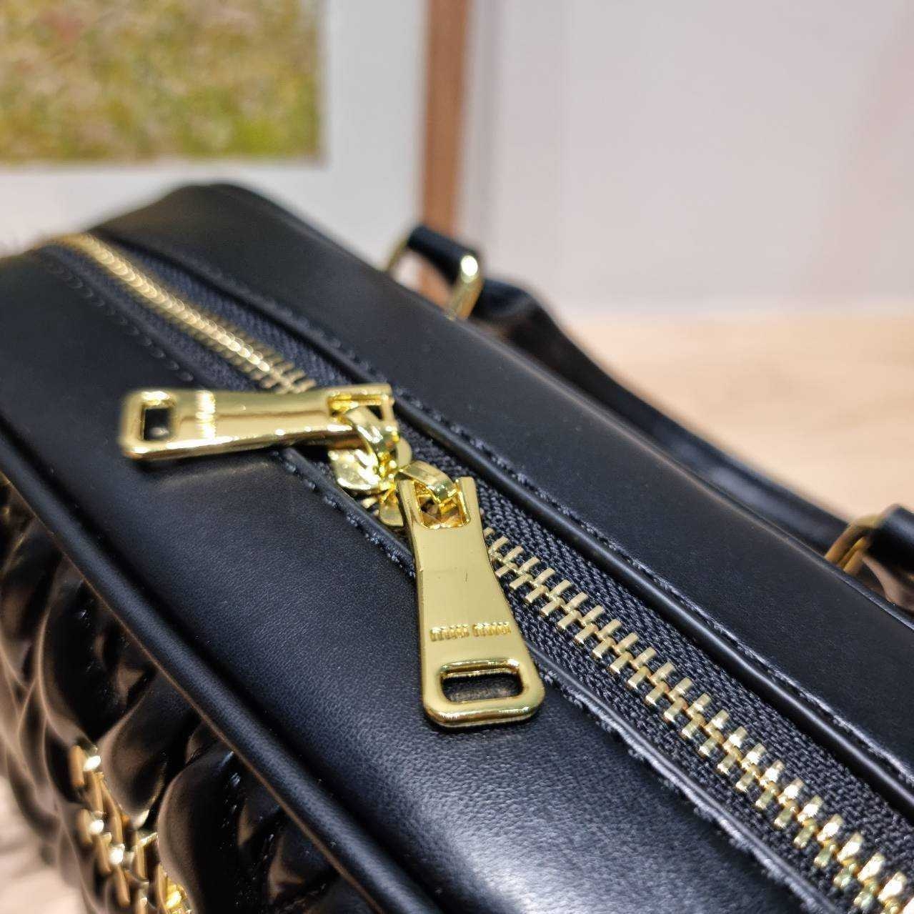 MIU MIU ARCADIE METELASSE LEATHER BAG กระเป๋าถือ/สะพายสุดชิค ที่ไม่มีตอนนี้คือพลาด ดีไซน์เพิ่มดีเทล ด้วยการเดินด้ายเป็นเอกลักษณ์ สวยดูแพง หูจับในตัวง่ายและสะดวกพกพา