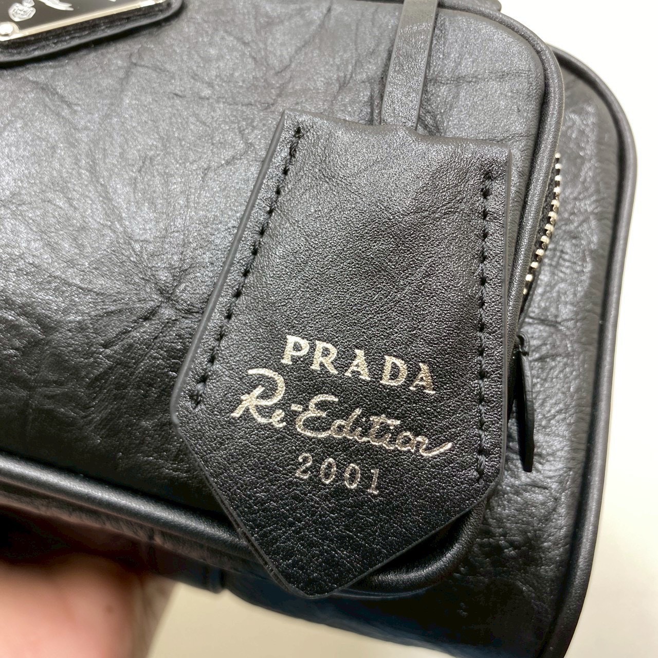 ORI หนังแท้ | Prada Antique nappa leather multi-pocket top-handle bag กระเป๋าสะพายทรง keepall มีช่องซิปด้านหน้าพร้อมหูจับ งานหนังยับดีไซน์เอฟเฟกต์เท็กซ์เจอร์ที่มีเสน่ห์สไตล์วินเทจ