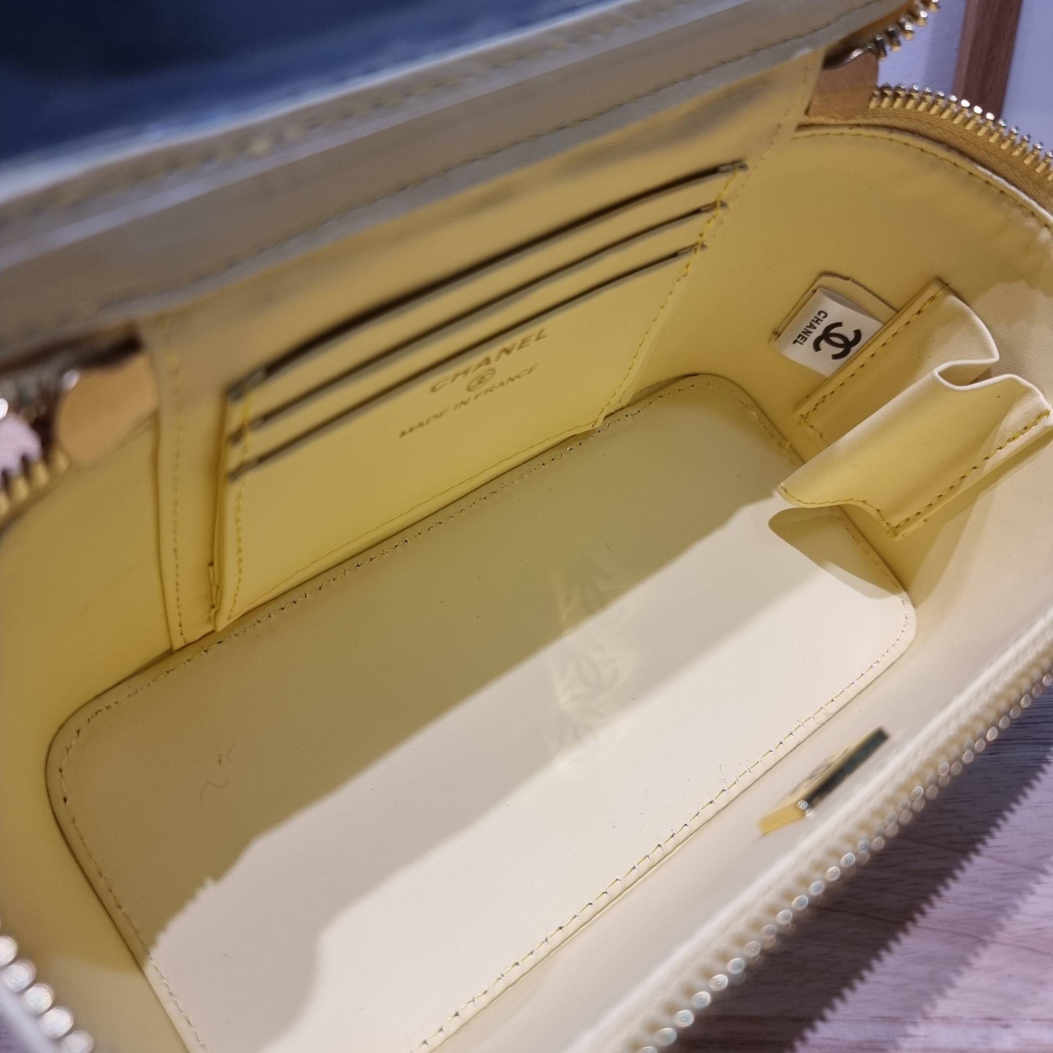 Chanel camellia vanity case bag พลาดไม่ได้เลยกับคอลสุดแซ่บ ดีไซน์ใหม่ 2023 นอกจากความคลาสสิคของรูปทรง ตัวอะไหล่ก็ยังปรับเพิ่มดีเทลความหรู