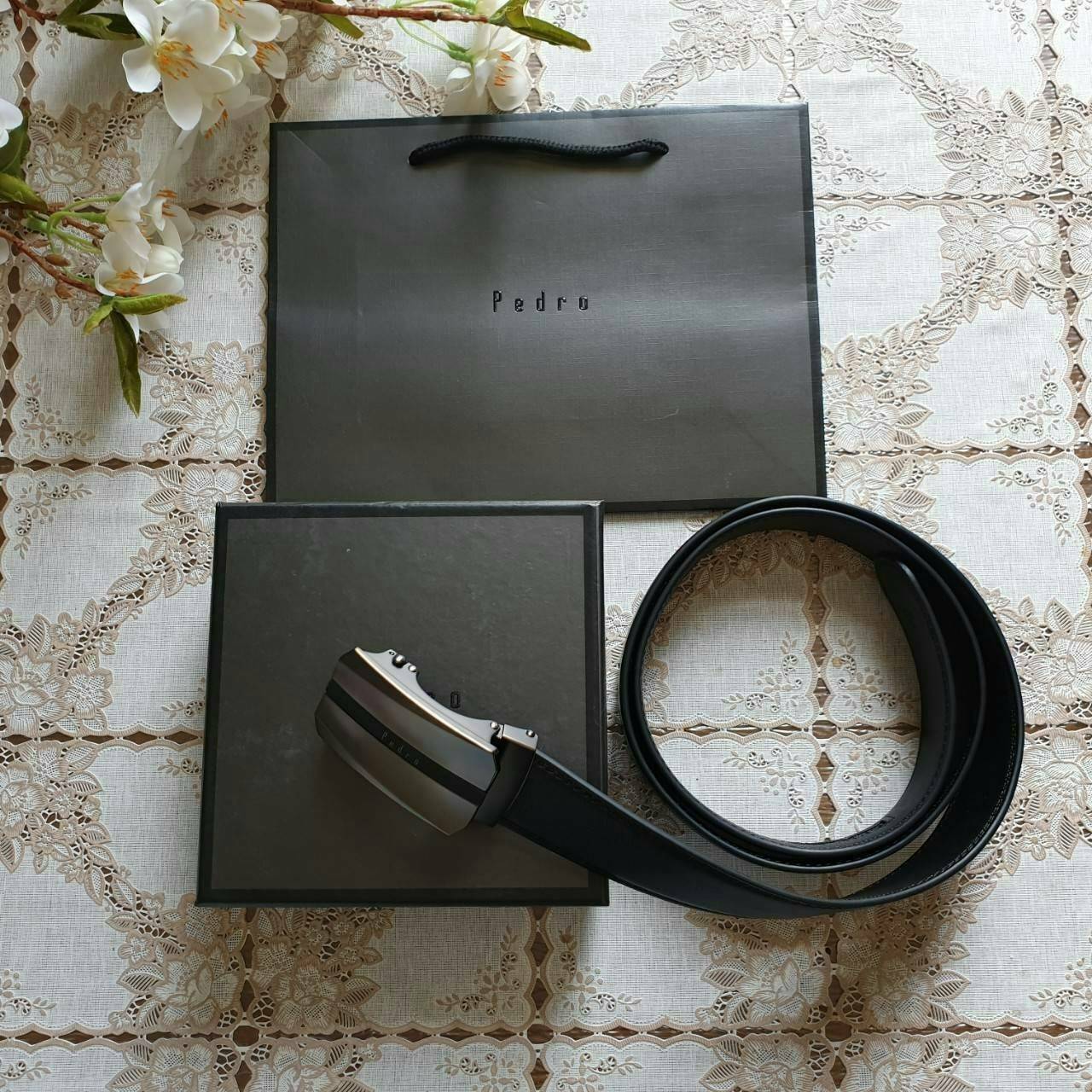 PEDRO MEN LEATHER BELT (Free Size) เข็มขัดหนังจาก PEDRO MEN หัวเข็มขัดโลหะ โลโก้แบรนด์ที่หัวเข็มขัด คุณภาพดีตามแบบฉบับของแบรนด์ สายเข็มขัดหนังเรียบสีดำ สายปรับใช้เข้าได้กับทุกชุด มาพร้อมกล่องและถุงกระดาษแบรนด์มอบเป็นของขวัญได้นะคะ