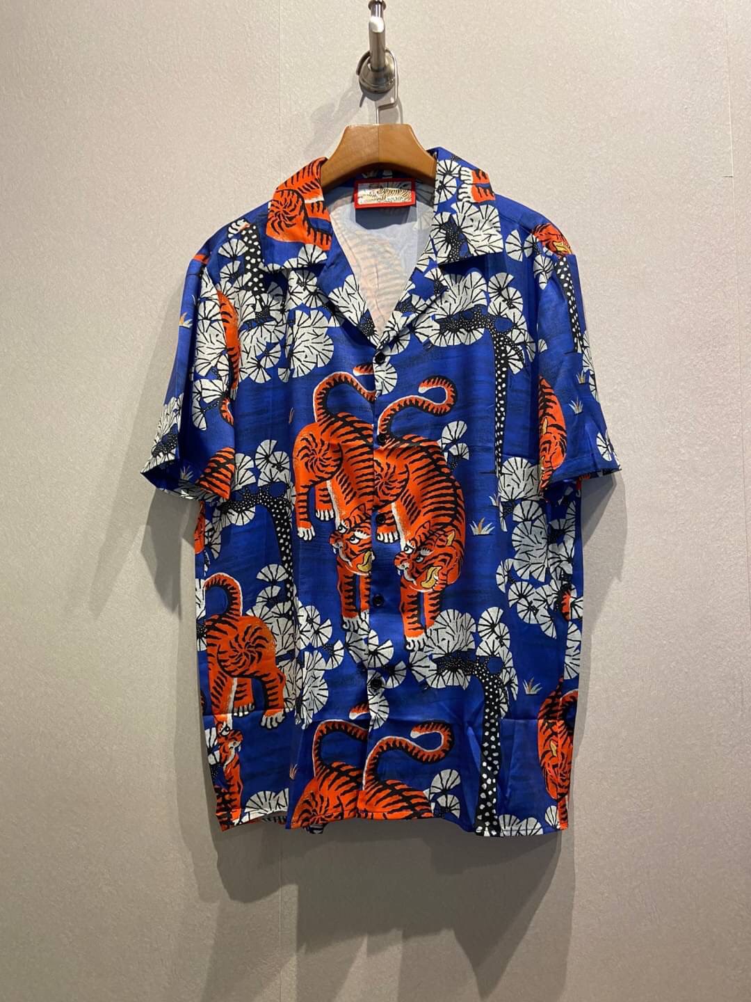 Gucci Bengal Tiger Silk bowling shirt / Gucci Men's Shirts / Gucci Shirts งานเกรดออริจินอล พิมพ์ลายคมชัด มีป้ายแท็กที่คอเสื้อทุกตัว พร้อมส่งที่ไทย ภาพสินค้าถ่ายจากงานขายจริง ใช้งานต่างประเทศได้