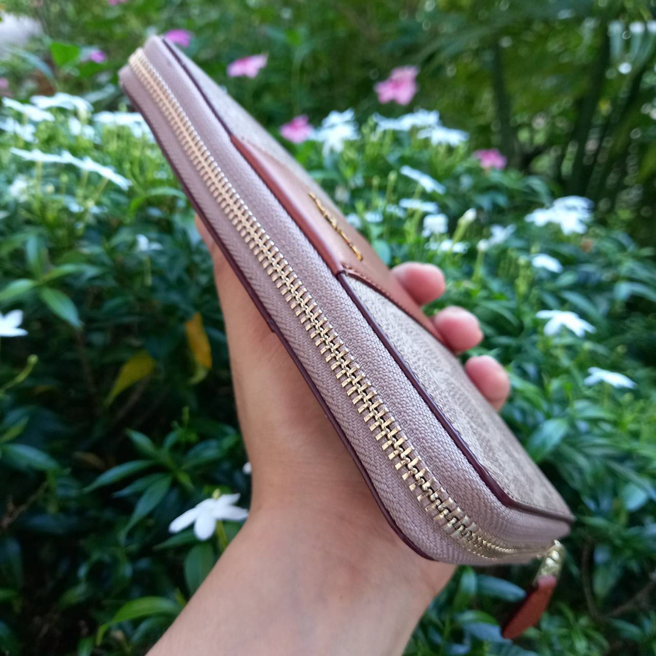 มาเท่าไหรก็ไม่เคยพอจริงๆ มีความต้องการกันถึงขีดสุด❣️😘>>COACH ACCORDION ZIP WALLET IN COLORBLOCK SIGNATURE CANVAS (COACH 31546)🍁กระเป๋าสตางค์ใบยาว ซิปรอบ //วัสดุหนังแคนวาสสลับหนังแท้ ดีไซน์สวย โดดเด่นลงตัวเป็นที่สุด ด้านในมีช่อ