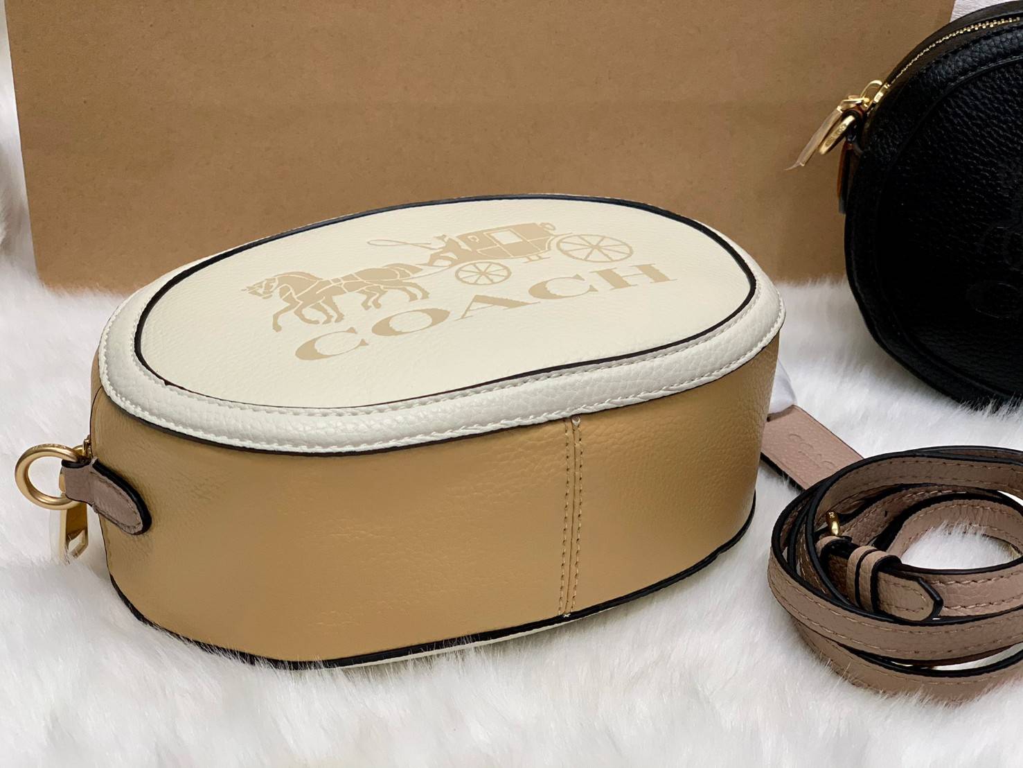 COACH Camera Bag In Colorblock ((C4056//C4156)) พร้อมส่งค่ะ! กระเป๋าทรงกลม ใบน่ารัก ขนาดพอดีลำตัว บวกกับเป็นหนังแท้นิ่มอย่างดี น่าใช้มากๆเลยทีเดียว ด้านหน้ามีโลโก้แบรนด์รถม้า เปิดปิดกระเป๋าแบบซิป ภายในใส่มือถือได้ทุกรุ่น;กระเป๋าเงินใบกลางได้;ของสำคัญจุกจิ