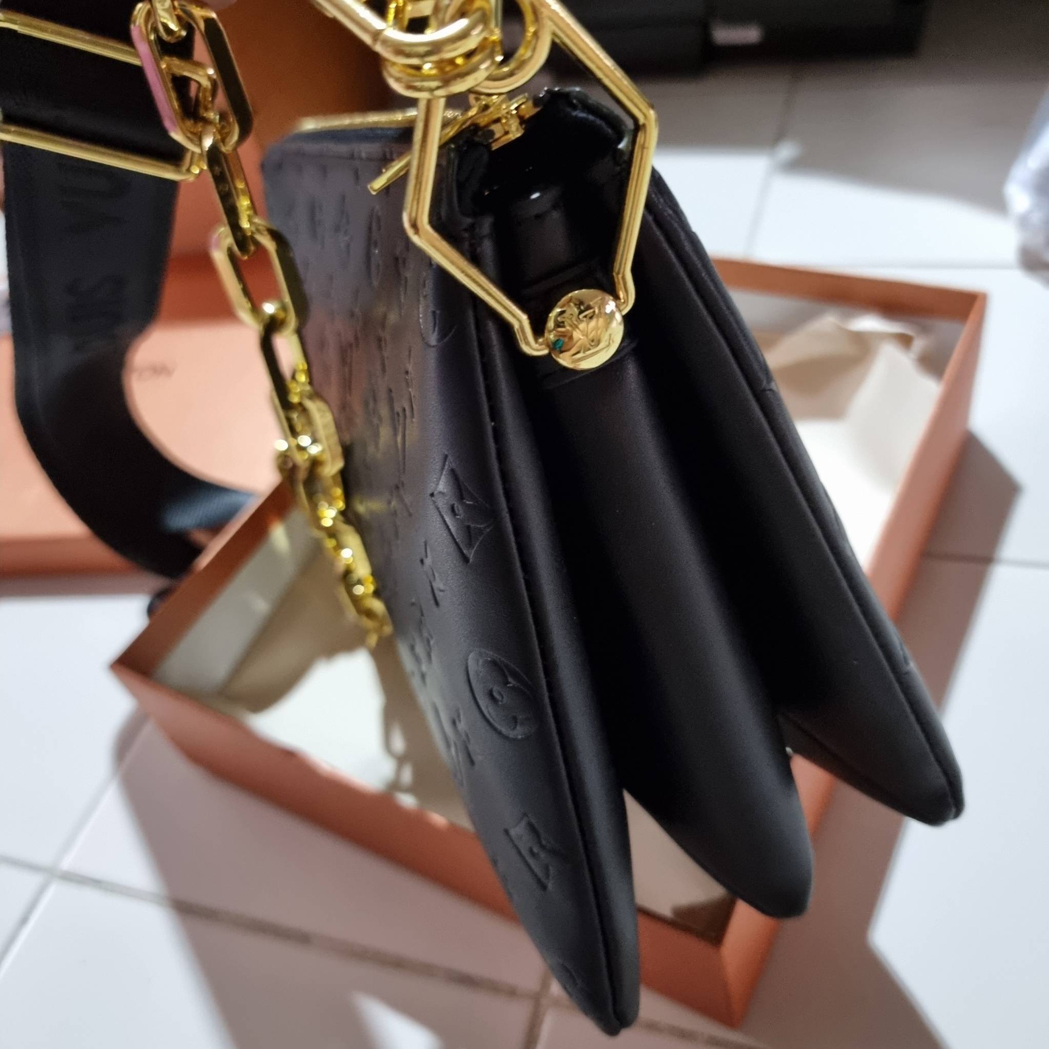 LV HANDLE POUCH MONOGRAM กระเป๋าสะพายกึ่งคลัชท์ สุดล้ำ ใหม่ล่าสุดมาแรงมาก ด้วยความสวยปังตั้งแต่แรกเห็น วัสดุหนังแกะปั๊มลายสวยคม มาพร้อมสาย 2 เส้น เลิศๆ มีสายโซ่ที่มีดีเทลละเอียดไม่ซ้ำ และสายสปอร์ตครอสบอดี้ ที่จะคล้องไว้ทั้งสองเส้นก็ดีงาม หรือสลับใช้ตามลุค