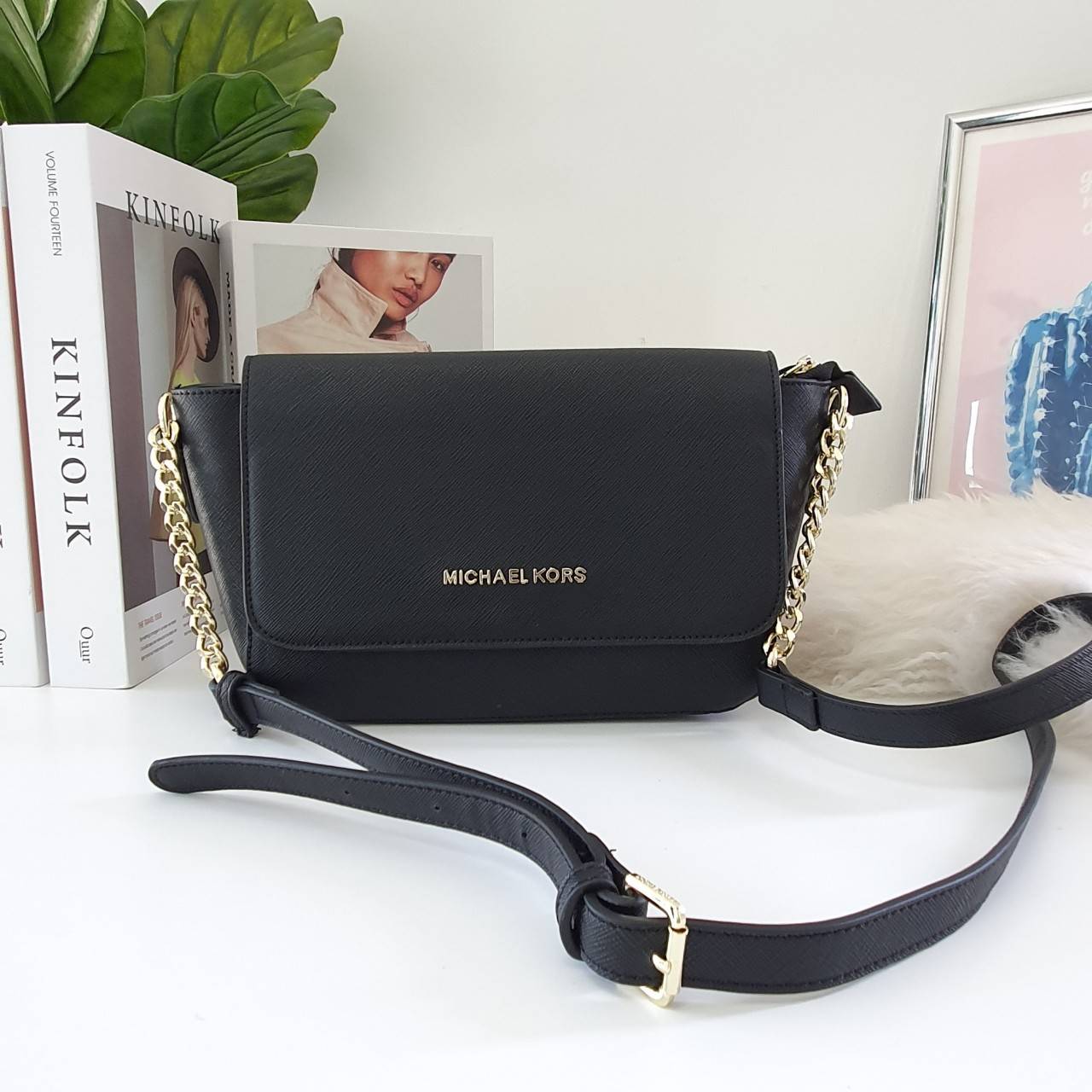 Michael Kors Crossbody Bag กระเป๋าสะพายแบบ crossbody หนังลาย saffiano เปิดปิดด้วยซิปแบรนด์ อะไหล่ทอง ด้านหน้าประดับโลโก้ โลหะแบรนด์ ด้านในบุผ้าแบรนด์สวยหรู น้ำหนักเบา มีช่องซิปใส่ของจุกจิกและช่องใส่มือถือ มาพร้อมสายสะพายยาวโซ่ทอง+หนัง ปรับได้หลายระดับ ขนา