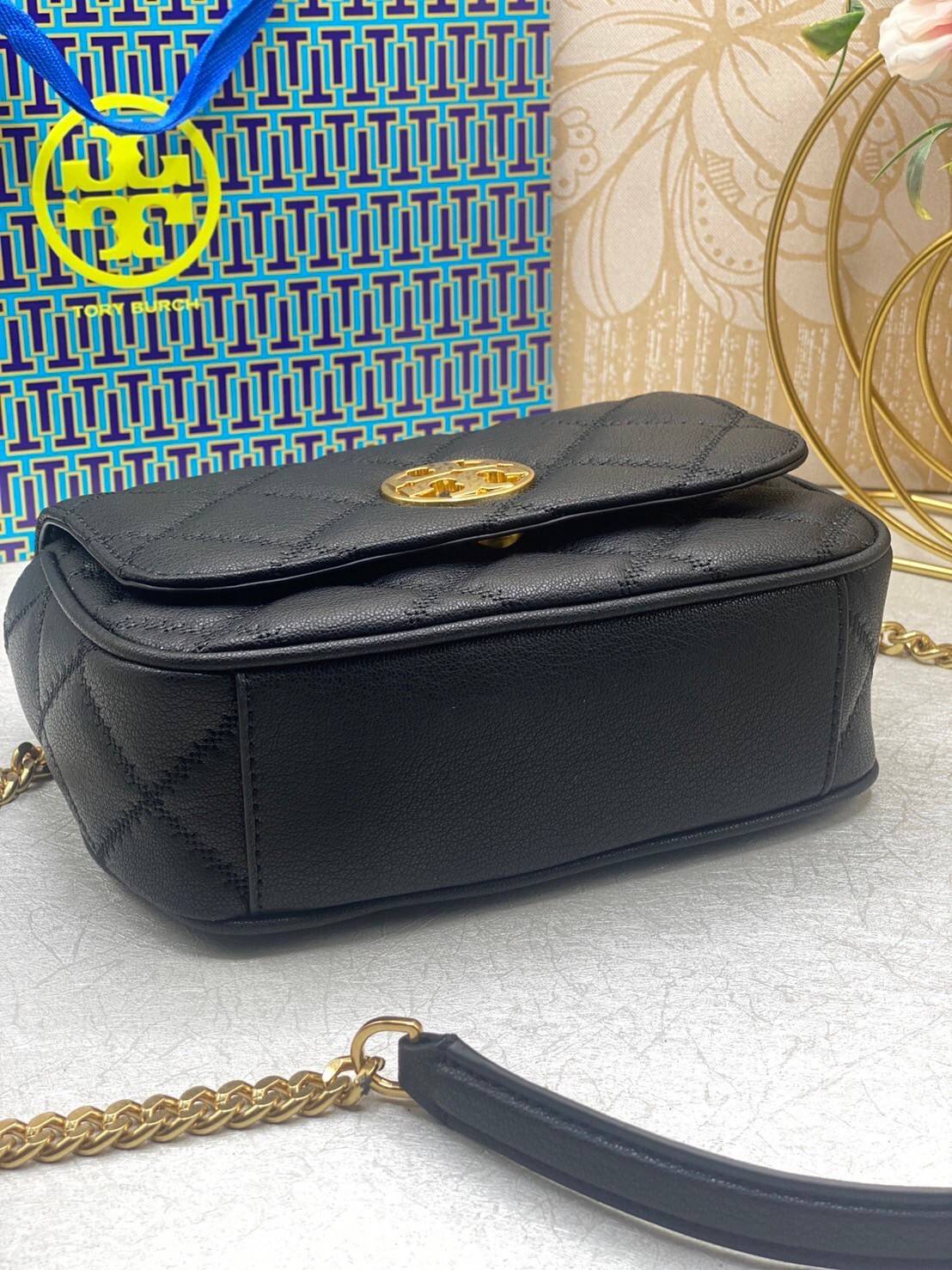 Tory Burch Willa Mini Top Handle Bag พร้อมส่งที่ไทย ใบจริงคือสวยสุดดไปเลยค่าา! กระเป๋าสะพายข้างหรือหิ้วก็เก๋ไปอีกเลยค่ะ! หนังอย่างดี ลายนวมนิ่มมือดีมากค่ะ ด้านหน้ามีอะไหล่โลโก้แบรนด์