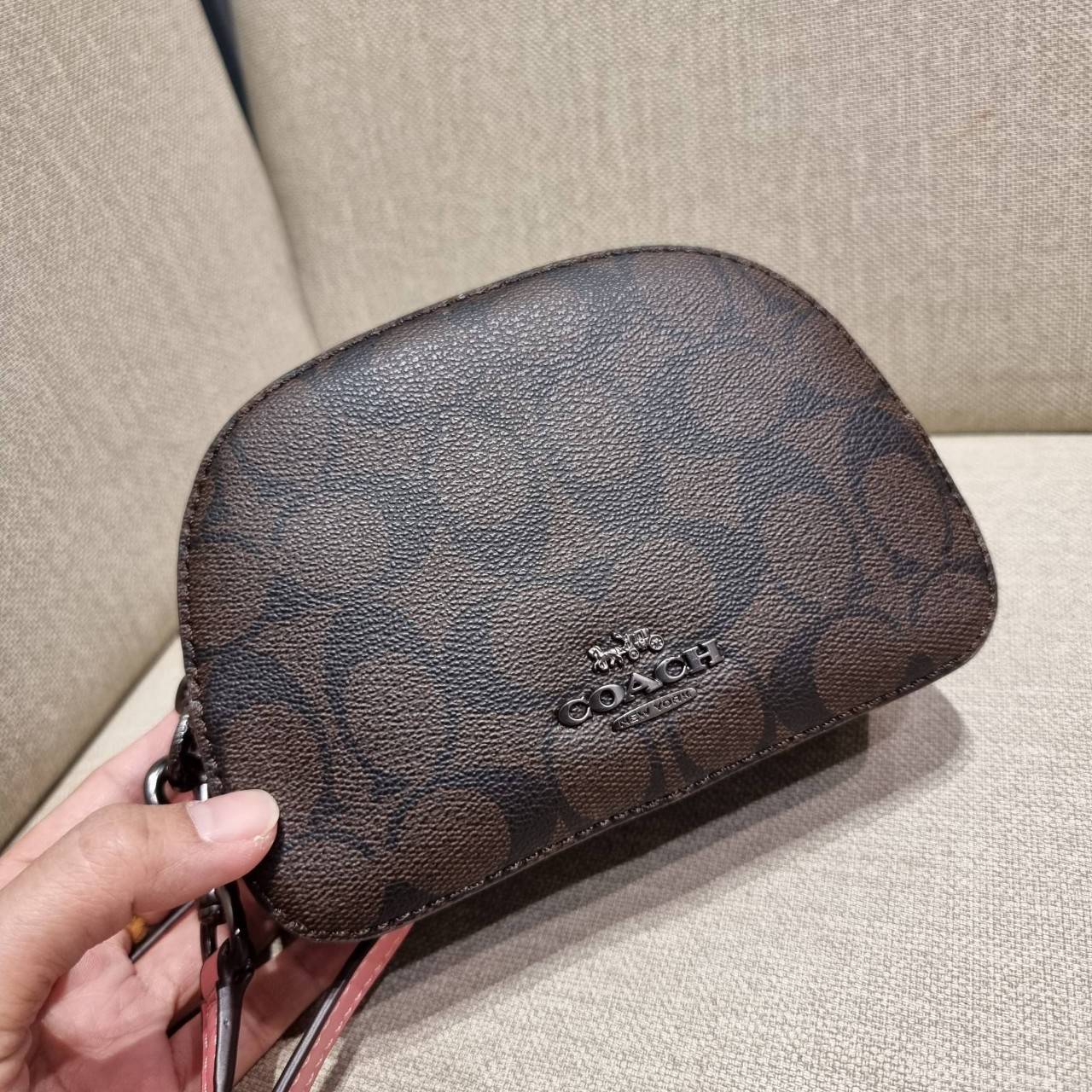 COACH 2628 MINI SERENA CROSSBODY IN SIGNATURE CANVAS ใหม่ที่สุด!! พร้อมส่งทุกสีเด็ด!! ย่อส่วนกระเป๋าสะพายคอลเลคชั่นยอดฮิต มินิเซเรนา ที่รับรองว่าน้องน่ารักม้ากกก!! ขนาดเล็กกุ๊งกิ๊ง แต่ดีเทลยิ่งใหญ่ วัสดุหนังแคนวาสเคลือบลาย เปิด-ปิดด้วยซิป สะดวกใช้ ภายในเป