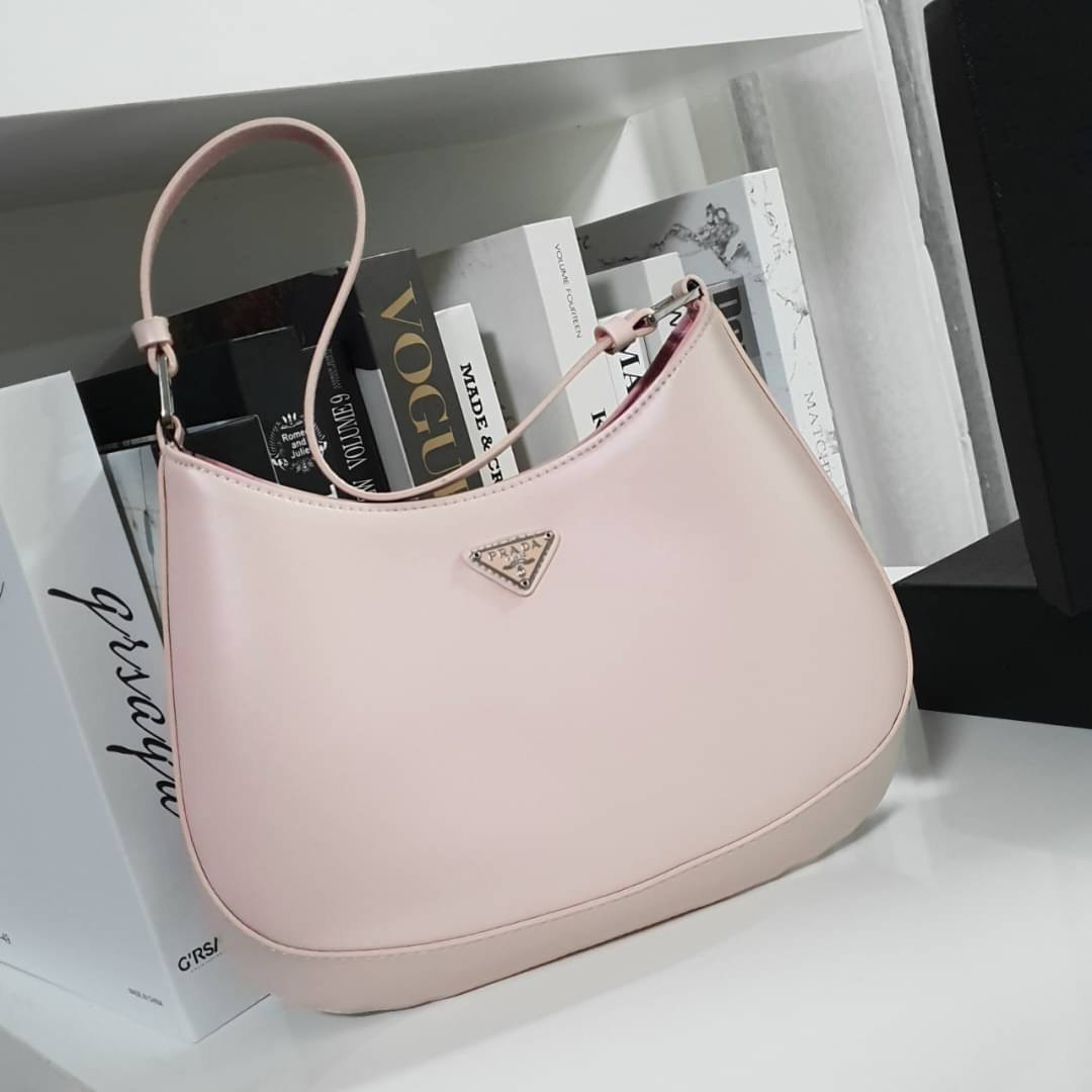 Prada Cleo brushed leather shoulder bag กระเป๋าทรงสวยยอดฮิต กับแบรนด์ PRADA งานพรีเมียมกิ้ฟท์จากแบรนด์ ทรงสะพายไหล่สวยหรูอยู่ทรง PRADA CLEO หนังเรียบดำเงาหรูสุดคลาสสิต เปิดปิดด้วยกระดุมอะไหล่เงินทั้งใบ ด้านในใส่กระเป๋าสตางค์ยาว มือถือ ของจุกจิกได้เยอะ มีป