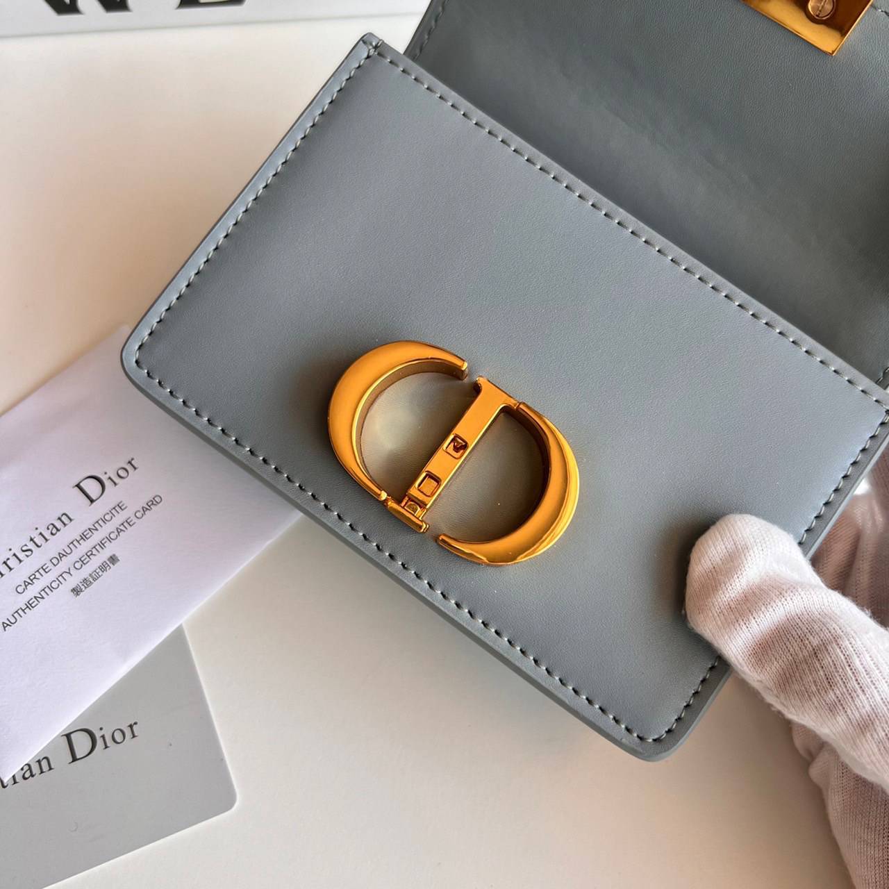 หนังแท้ DIOR Micro 30 Montaigne Bag พร้อมส่งที่ไทย เกรดเทพออริจินอลหนังแท้ สวยมากค่ะ ภาพสินค้าถ่ายจากงานขายจริง ใช้งานต่างประเทศได้ สายสะพายหนังยาวถอดได้ปรับระดับได้ จะสะพายไหล่หรือ CROSSBODY ก็ดูดีลุ๊คนี้คุณหนูมากค่ะ ไอเท็มนี้แนะนำไม่มีเอ้าท์ค่ะ ภาพถ่ายส