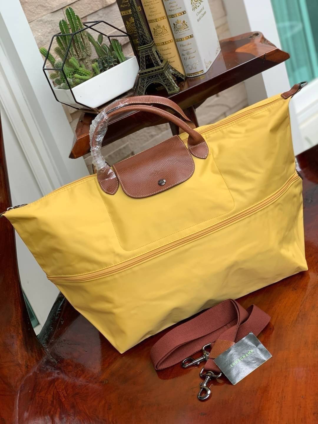 LONGCHAMP LE PLIAGE CLUB TRAVEL BAG กระเป๋าขนาดใหญ่สำหรับการเดินทาง เราเรียกที่นี้ว่า travelling bag รุ่นคลาสสิค มาพร้อมสายสะพายยาวที่ปรับและถอดออกได้ ความพิเศษของรุ่นนี้ที่ครองใจนักเดินทางทั่วโลก คือซิปรอบตรงกลางตัวกระเป๋า สามารถเปิดซิปเพื่อขยายขนาดและพั
