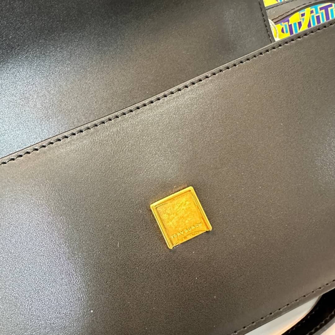 TORY BURCH ELEANOR SMALL LONG CONVERTIBLE SHOULDER กระเป๋าสะพายทรงยาว E/W Eleanor Convertible สูดหรู ดูแพง หนังแท้ เรียบสวยหรู โดดเด่นด้วยป้ายโลโก้สีทอง ลาย Double T อันเป็นเอกลักษณ์ ภายในช่องโล่งกว้างสามารถใส่โทรศัพท์ได้ทุกรุ่น สามารถใส่กระเป๋าสตางค์ใบยา