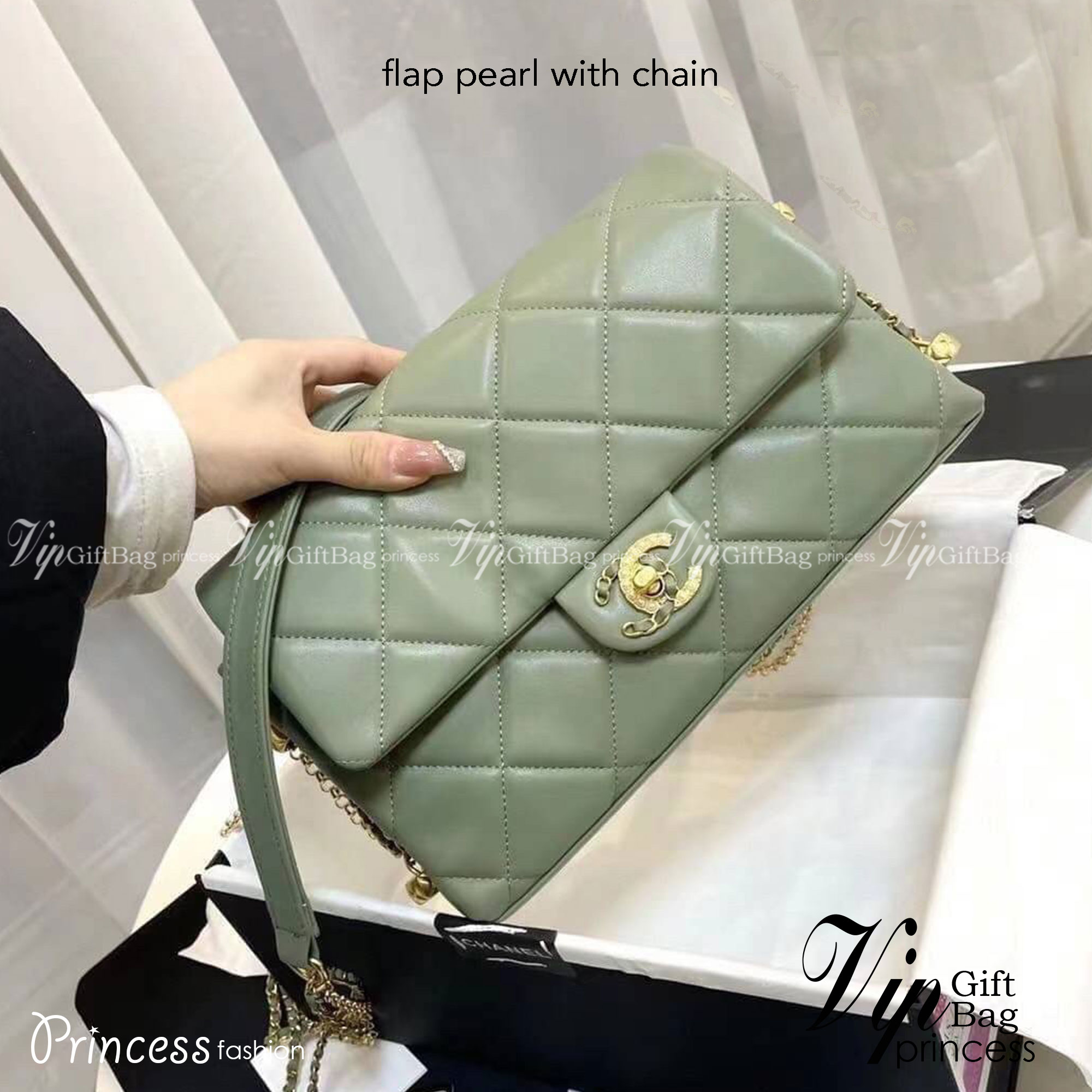 CHANEL flap pearl with chain พร้อมส่ง ที่สุดของความคลาสสิค อะไหล่ทองหรูหรา ด้านหน้าประดับโลโก้ฝังมุก หนังอย่างดี น้องมีความนิ่มสัมผัสแล้วหลงรักแน่นอนค่ะ
