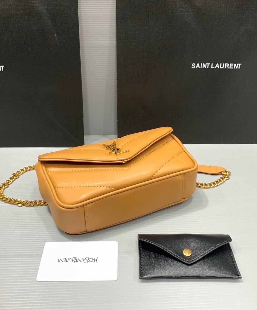 ORI | หนังแท้ 20cm YSL loulou mini in matelassé กระเป๋าสะพายทรงสวยคลาสสิค มาพร้อมใบเล็กใส่การ์ด งานหนังแท้สมผัสนุ่มมือตะเข็บเย็บลายเชฟรอนสวยเป็นเอกลัษณ์