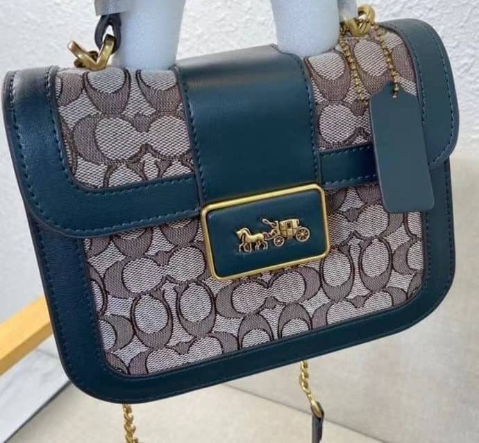 ใบจริงสวยหรูมากๆค่ะ💥 COACH ALIE TOP HANDLE IN SIGNATURE JACQUARD ((C4822)) พร้อมส่งที่ไทยค่ะ! กระเป๋าหิ้ว//สะพายข้าง วัสดุ Jacquard+หนังแท้ได้ลงตัวสวยงามมากๆค่ะ คลาสสิคสุดๆ เปิดปิดกระเป๋าแบบกดล็อค ช่องหลักกางออกได้กว้างสามารถใส่กระเป๋าเงินใบกลางได