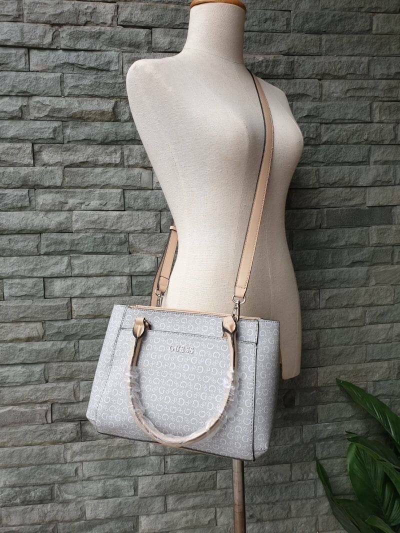 GUESS G LOGO PRINT TOTE BAG กระเป๋าถือหรือสะพายรุ่นใหม่ล่าสุดจาก GUESS FACTORY รุ่นยอดนิยม สวยอย่างมีสไตล์ สีสวยคลาสสิก รุ่นนี้มีการพิมพ์ลายโลโก้ รอบใบ หนัง faux-saffiano หนังคุณภาพดี ตั้งอยู่ทรง น้ำหนักเบา ประดับด้วยโลโก้แบรนด์อะไหล่เงิน สวยโดดเด่นที่กระ