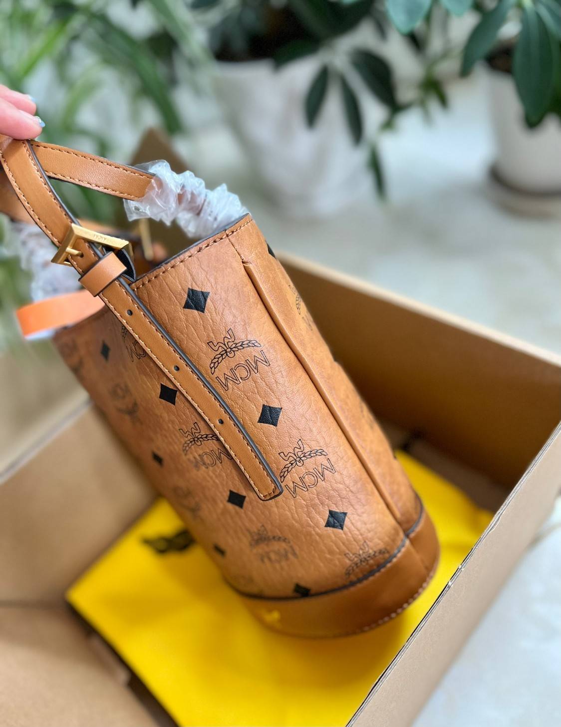 M.C.M AREN BUCKET TOTE IN VISETOS กระเป๋าทรงบัคเก็ต ขนาดกำลังสวย ไอเท็มใหม่ เกรดท็อปออริ 1:1 สลับแท้