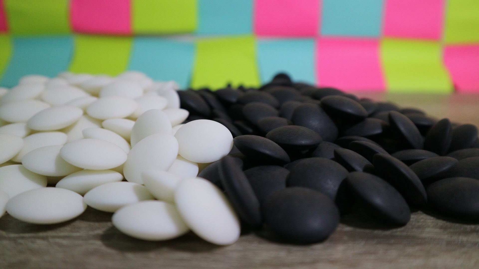 ชุดหมากล้อมกระดาน9x9เม็ดนูนสองด้านแบบแข็งพร้อมโถหมากพลาสติกทรงไม้