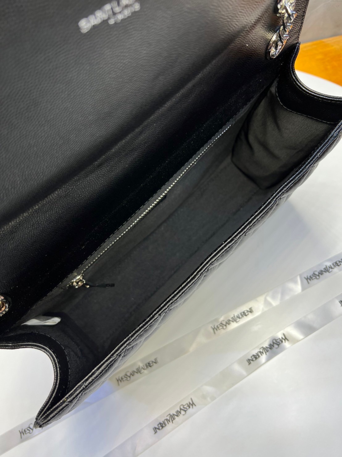 หนังแท้ YSL Saint Laurent Large Cassandra quilted shoulder bag กระเป๋าสะพายใบใหญ่ ดีไซน์ทรงสวยหรู ตอบโจทย์ได้ทุกสไตล์ ภาพสินค้าถ่ายจากงานขายจริง ใช้งานต่างประเทศได้