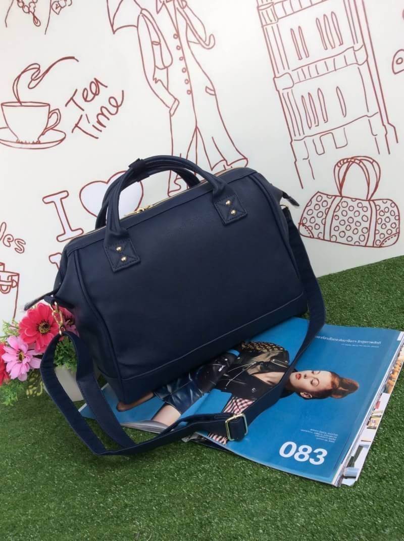 ANELLO 2 WAY PU LEATHER BOSTON BAG รุ่นใหม่ล่าสุดจากแบรนด์ที่ทุกคนต้องรู้จัก รุ่นนี้วัสดุคือหนังpu แบบนิ่มและน้ำหนักเบา กันน้ำได้ สะพายเป็นทรงcrossbodyสายยาวปรับได้ฟรีไซส์ถอดออกได้ หรือจะถือก็สวยเเก๋ ปากกระเป๋ามีโครงเป็นเอกลักษณ์จุดเด่น หูจับมีตัวล้อคด้วย