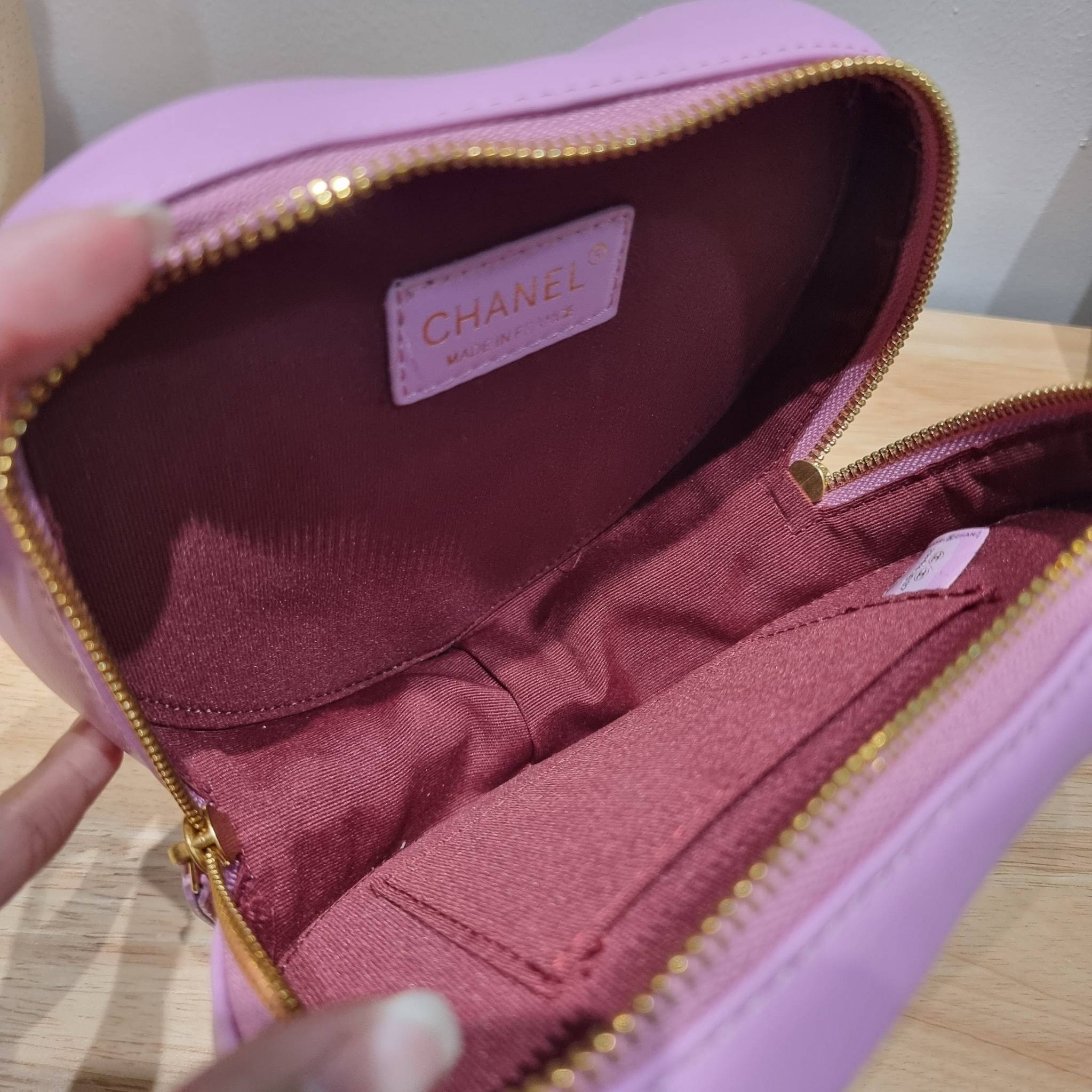 CHANEL Heart Bag Lambskin & Gold-Tone Meta สวยมาก มงลงมาก!! กระเป๋าสะพายสุดคิ้วท์ ที่ดีไซน์รูปทรงหัวใจไม่ซ้ำใคร น่ารักทุกสี น่าใช้ไปเลยแม่!! วัสดุหนังแกะฟอกสี เปิด-ปิดด้วยซิป ด้านหน้ามีช่องเก็บของจุกจิก ภายในเป็นช่องโล่ง ใส่มือถือ ใส่กระเป๋าสตางค์สั้นได้ 