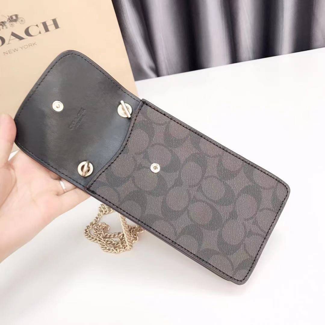 COACH PHONE CASE CROSSBODY BAG ((73486//76988//76357//39955//91046)) COACH NORTH/SOUTH CROSSBODY IN SIGNATURE CANVAS กระเป๋าใส่โทรศัพท์รุ่นนี้ มีความโดดเด่นทั้งดีไซน์และคุณสมบัติในการใช้งาน ด้วยลวดลายที่มีซิกเนเจอร์เป็นเอกลักษณ์แล้ว ด้านหลังยังมีช่องใส่กา