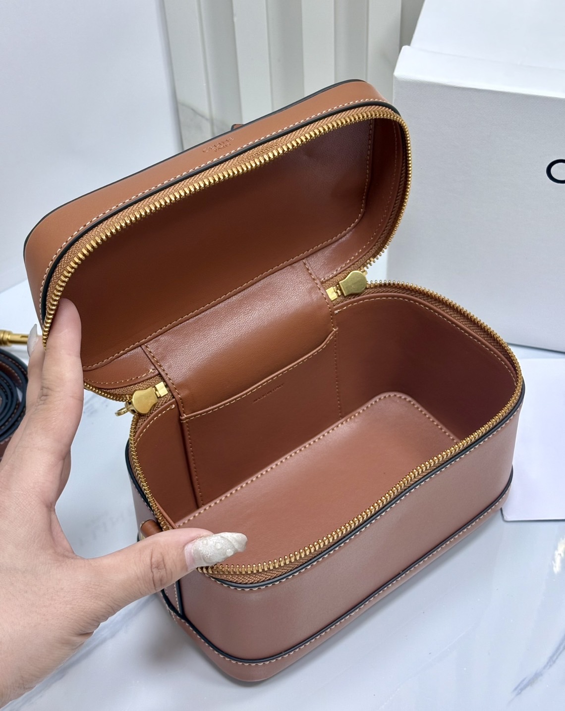 ORI หนังแท้ | CELINE VANITY BAG พลาดไม่ได้เลยกับคอลสุดคิ้ว กับกระเป๋าถือ/สะพายได้ทรงกล่อง ใช้สะพายได้ทุกวันอย่างคล่องตัวดีไซน์ใหม่สวยลาสสิค