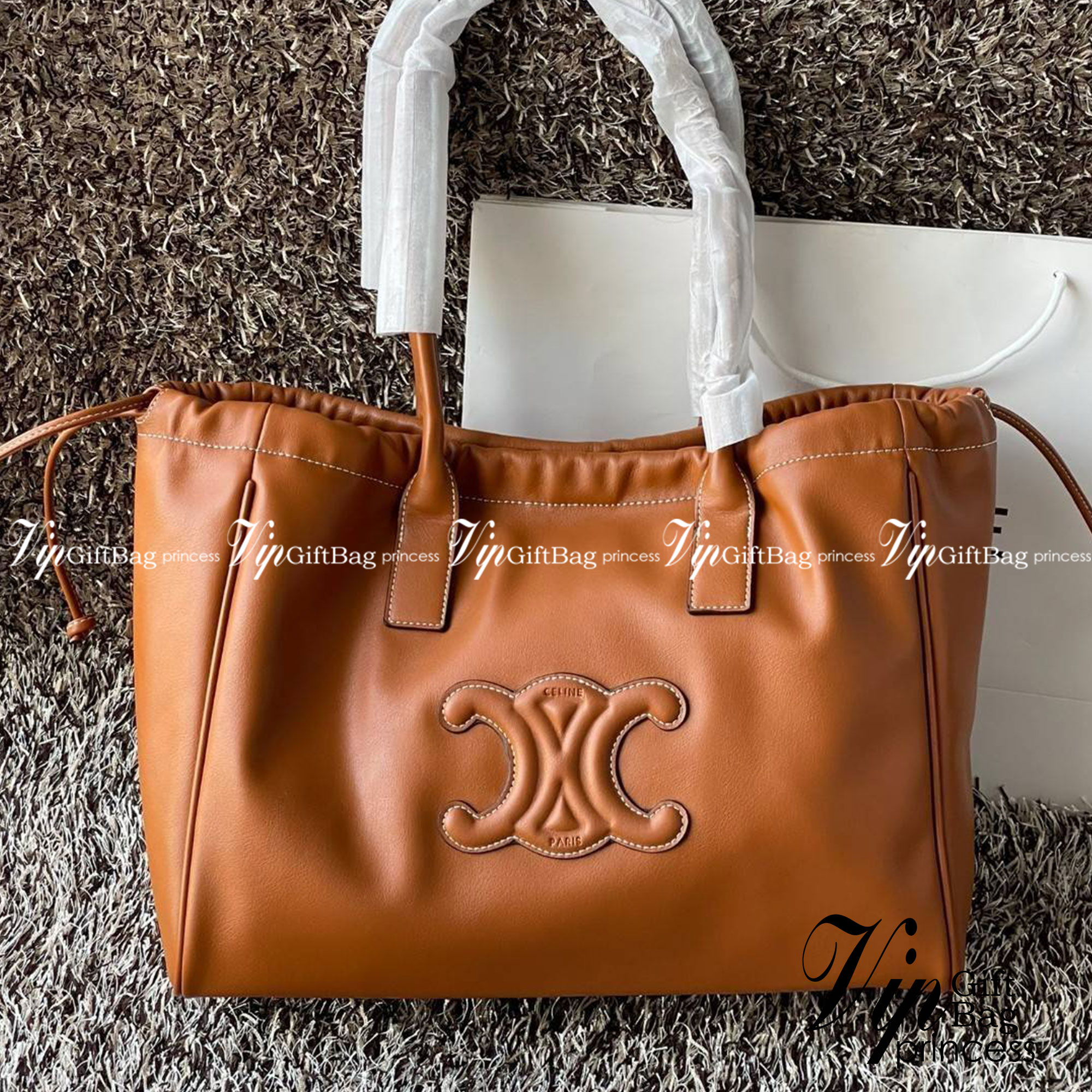 Celine cabas drawstring cuir triomphe in Smooth Calfskin / celine shopping bag เป็นกระเป๋าที่ดีไซน์คลาสสิก เรียบหรู ไม่ตกยุค โดดเด่นเพราะมีโลโก้อยู่ตรงกลาง ออกแบบมาให้ใส่ของใช้ในชีวิตประจำวัน ซึ่งคุณสามารถใช้เป็นกระเป๋าถือหรือสะพายไหล่ก็ล้วนเก๋และมีความคล