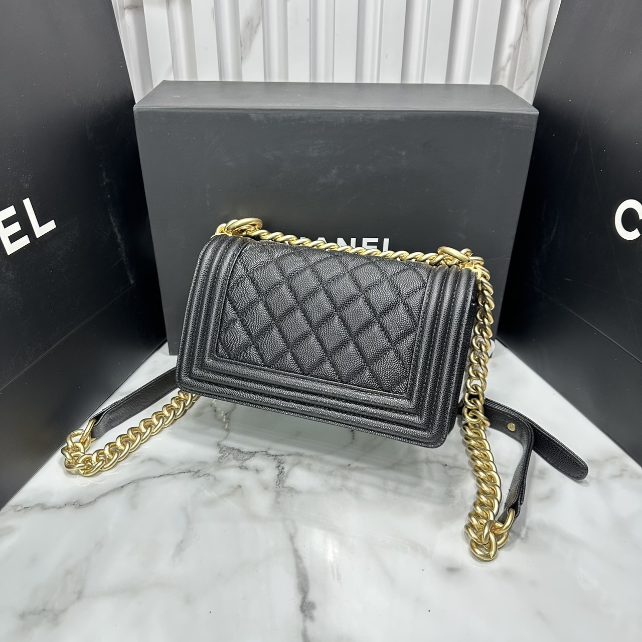 ORI หนังแท้ | CHANEL Boy 20cm shoulder bag กระเป๋าสะพายรุ่นยอดนิยม หรูหราระดับตำนาน สวยงามเหนือกาลเวลา