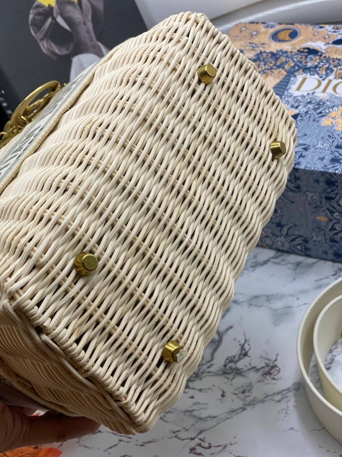 Medium Lady Dior Bag Natural Wicker and Dior Oblique Jacquard [Blue/Latte] เสน่ห์ที่สง่างาม พร้อมส่งที่ไทย ภาพสินค้าถ่ายจากงานขายจริง ใช้งานต่างประเทศได้ค่ะ