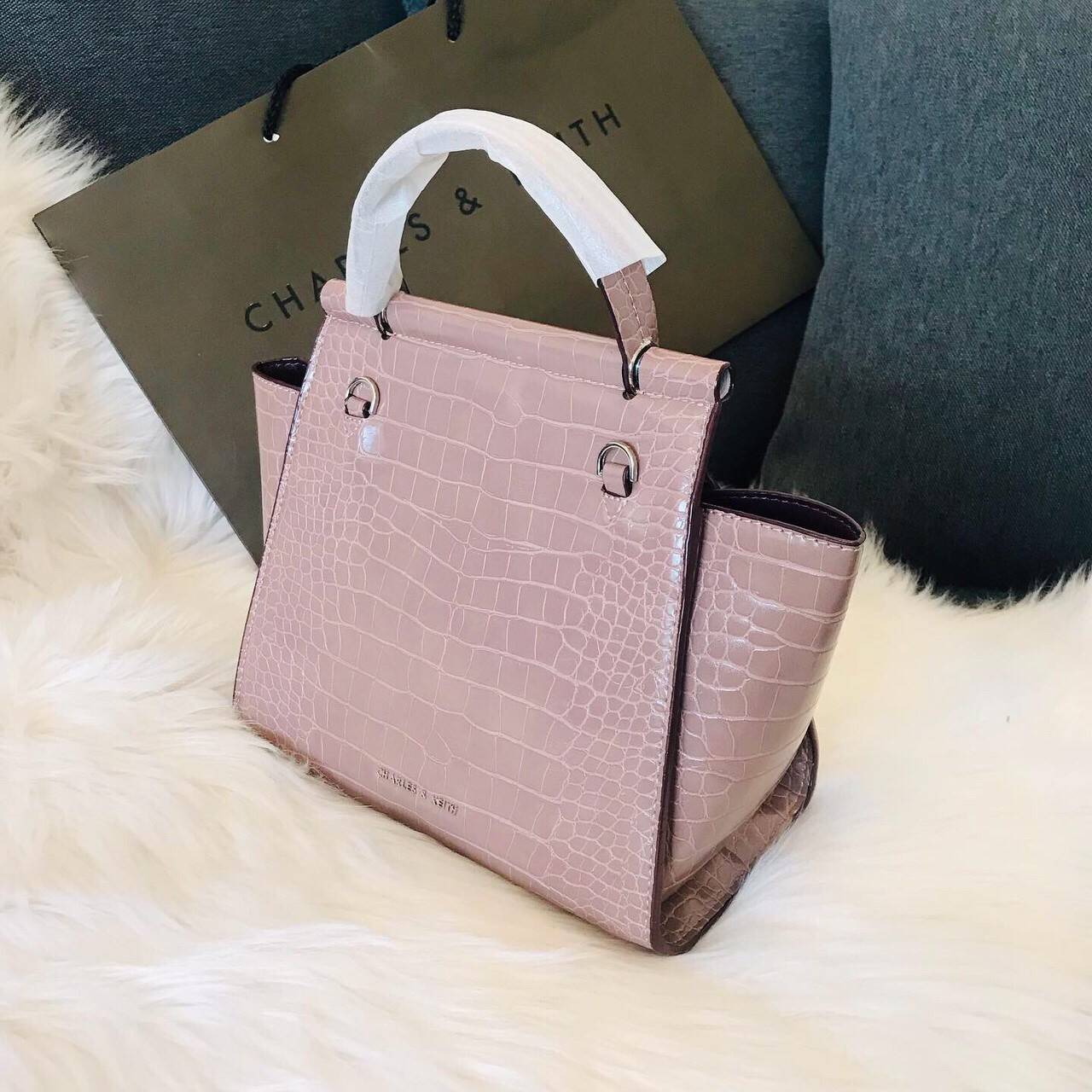 CHARLES & KEITH CROC-EFFECT TRAPEZE BAG กระเป๋าสะพายรุ่นใหม่ล่าสุด วัสดุหนังเรียบเงาสวย นิ่ม น้ำหนักเบา อะไหล่เงิน เปิดปิดกระเป๋าแบบกดล็อก ด้านในโล่งกว้างมีช่องซิปสำหรับใส่ของ ใส่กระเป๋าสตางค์ใบยาว Iphone+ได้ทุกรุ่น มาพร้อมสายสะพายยาวถอด-ปรับได้ฟรีไซร์ จน