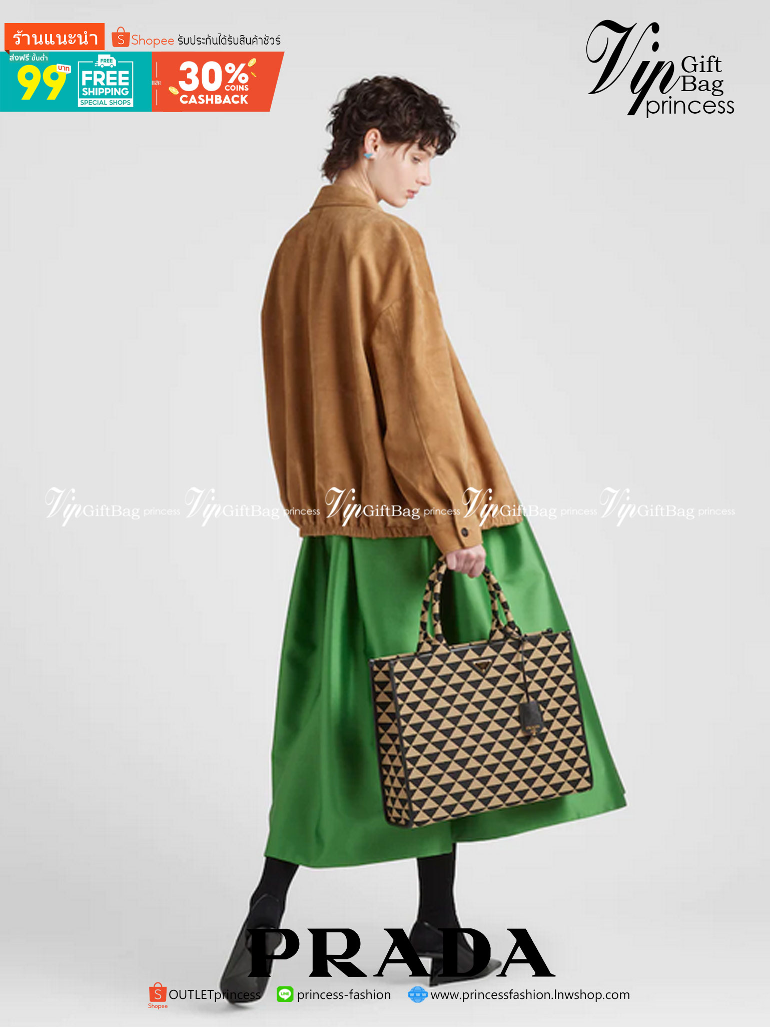 PRADA Small Prada Symbole jacquard fabric handbag แบบใหม่ล่าสุดจากแบรนด์ดัง จัดให้แบบเลิศๆ กับกระเป๋าทรงโท้ท สวยเอกลักษณ์ ภายในโล่งกว้างมาก ใส่ของแบบแน่นๆ จุๆไปได้เลย หมดห่วง!! และยังมีสายครอสบอดี้มาให้ จะสะพายชิคๆคูลๆ จะถือแบบปังๆ ก็เอาอยู่ทุกลุค ราคาคุ้