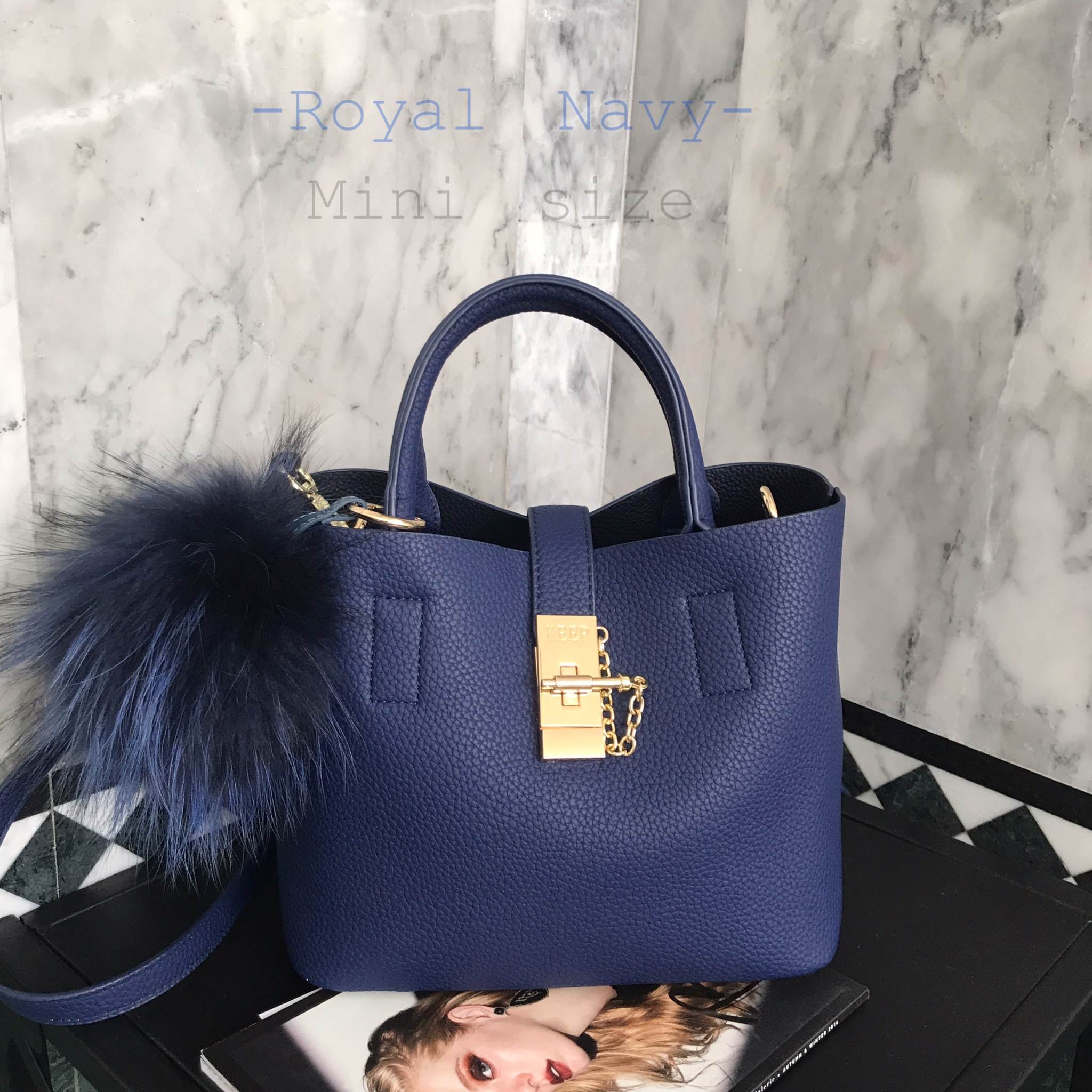 สีใหม่ Royal Navy พร้อมส่งละค่า • KEEP LALA BAG • พร้อมส่ง 2 ขนาด ตามการใช้งาน 👑สวย หรู เวอร์วัง อีกแล้วค่า กับกระเป๋า 2 in 1 ปรับเก็บทรง ได้ถึง 2 แบบ มาพร้อมพวงกุญแจ ปอมปอม ฟรุ้งฟริ้ง น่ารักมาก คะ ตัวกระเป๋าเป็นหนังเนื้อดีที่สุด เนื้อนิ่ม ลายหนัง