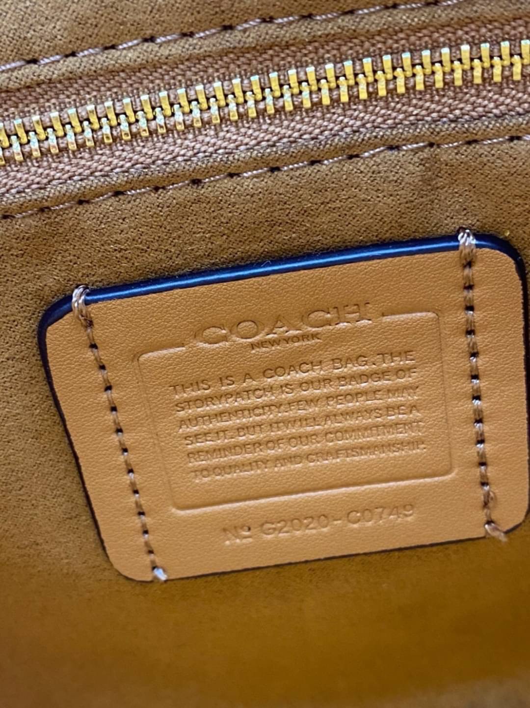 Coach Printed Coated Canvas And Glovetaanned เข้าเพิ่ม 4 แบบ มี 2สาย สายหนังและสายสปอร์ต สุดคุ้มเลยค่าา พร้อมส่งที่ไทยอีกครั้ง ฮอตฮิตไม่เลิกค่ะ ถามหากันเยอะมาก! กระเป๋าสะพายครอสบอดี้ร์ วัสดุหนังแท้ชั้นดีที่สุด! หนังสวย บวกกับอะไหล่แบรนด์ที่ดูเด่นคลาสสิคตร