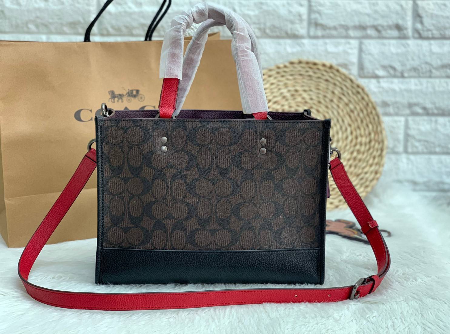 พร้อมส่ง 4ลาย 🌈ไม่มีในช๊อปไทยจร้าา😘 COACH DEMPSEY CARRYALL IN SIGNATURE JACQUARD WITH STRIPE AND COACH PATCH (C2826,C1527,C4113) พร้อมส่งความสวย! คุณภาพจัดเต็มค่ะ กระเป๋าทรงTote วัสดุ Jackquard+หนังแท้ ได้ลงตัวสวยงาม ด้านหน้ามีโลโก้แบรนด์ว