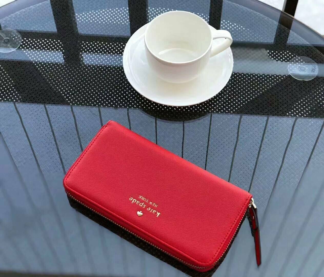 KATE SPADE LONG WALLET กระเป๋าสตางค์ใบยาวรุ่นใหม่ล่าสุดหนัง Saffiano สไตล์ PRADA สวยน่าใช้ ภายในมีช่องซิป1ช่อง และช่องใส่บัตรหลายช่อง ใส่เหรียญ บัตรได้เยอะ ตัวจริงสวยน่าใช้มากค่ะ