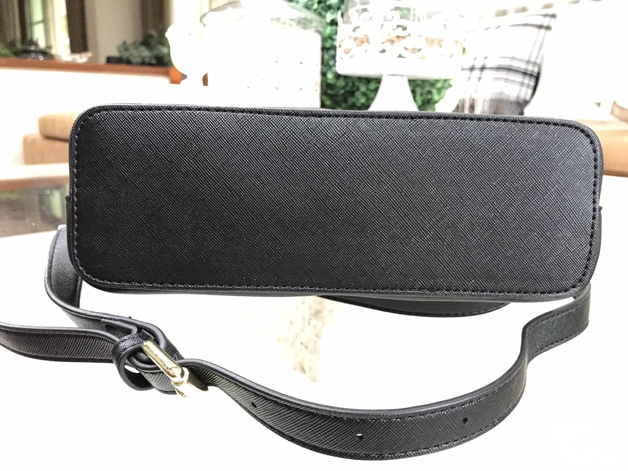 รุ่นแนะนำ **สวยเว่อร์วังสุดๆ Kate Spade New York Mini Cross Body Bag กระเป๋าถือหรือสะพายหนัง Saffiano สวยหรูอยู่ทรงสไตล์ PRADA ด้านหน้าประดับโลโก้สีทองสวยไฮโซ มาพร้อมสายสะพายยาวปรับได้ ภายในมีช่องซิปและช่องเล็ก ซับในอย่างดีสกรีนลายตามแบบฉบับของแบรนด์ภายใน