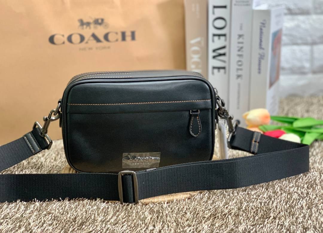 3สีเข้าใหม่งานคุณภาพอีกแล้วคับท่านน ทั้งสี ทั้งหนังสวยมากๆค่าา!! COACH GRAHAM CROSSBODY BAG ((39946)) พร้อมส่ง! กระเป๋าสะพายแบบครอสบอดี้ร์ ใช้ได้ทั้งชาย//หญิง หนังแท้อย่างดี เรียบหรูค่ะ ด้านหน้ามีช่องซิปซ่อนให้หนึ่งช่อง ช่องซิปหลักกว้าง ใส่ของจำเป็นได้ครบ