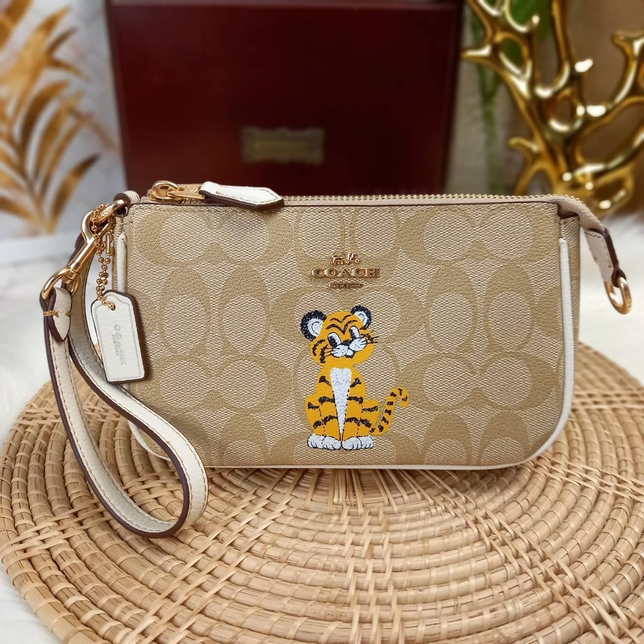 COACH NOLITA 19 IN SIGNATURE CANVAS WITH TIGER (C7699) 😻กระเป๋าถือ กระเป๋าสะพายทรงพอชเล็ก ปรับเป็นคล้องมือได้ รุ่นนี้ บอกเลยว่าใช้ง่ายสะพายคล่องมากๆ// จะสะพายไหล่ หรือปรับเปลี่ยนมาเป็นแบบคล้องมือเก๋ๆก็ยังได้ เพียงแค่ถอดตะขอมารวมกันไว้ที่หูกระเป๋าข