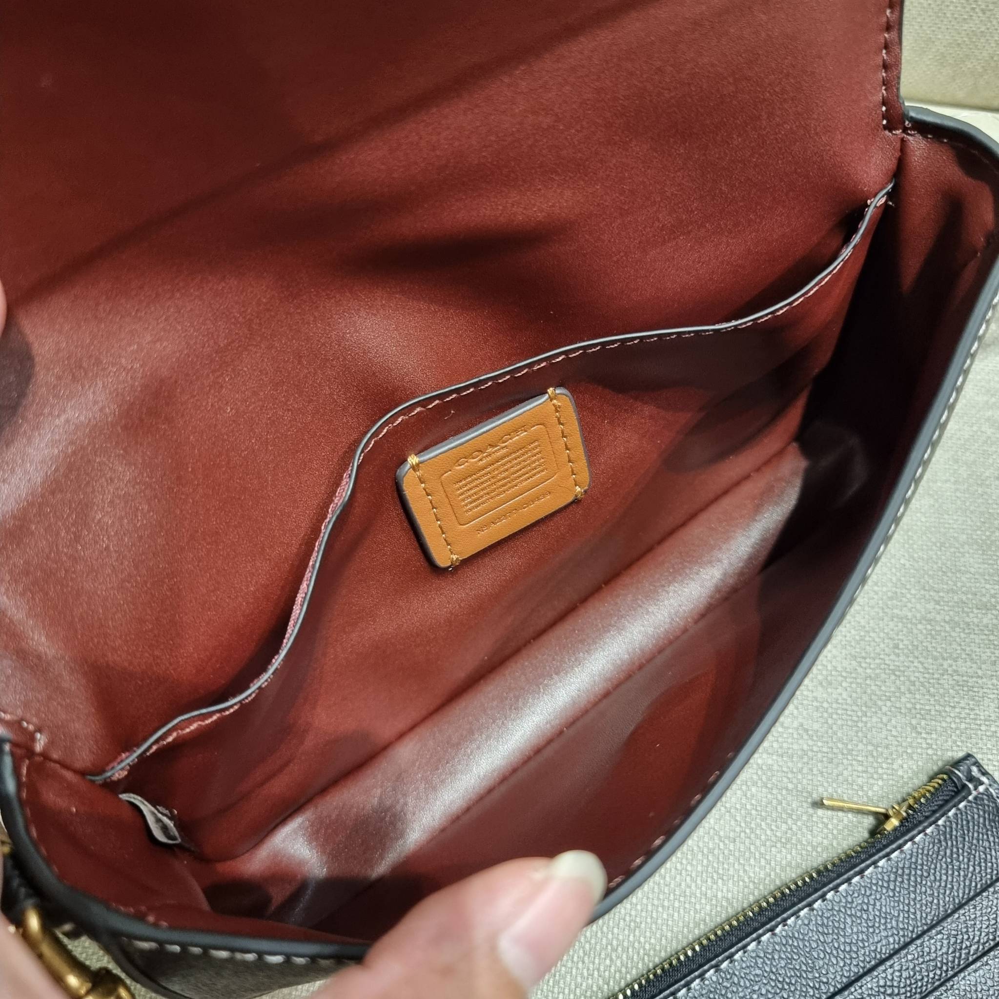 COACH C8439 WYNN CROSSBODY ใหม่ล่าสุด พร้อมเสิร์ฟความหรู ดูดีแบบน้อยแต่มาก กระเป๋าสะพายครอสบอดี้ ที่ซ่อนดีเทลดีงาม มีช่องเสียบบัตรแยกใช้ได้ หรือจะใส่ไว้ในกระเป๋า เพื่อแบ่งสัดส่วนให้ดูน่าใช้ วัสดุหนังวัวลายเกรน เส้นคมสวย เปิด-ปิดด้วยกระดุมแม่เหล็ก สะดวกใช้