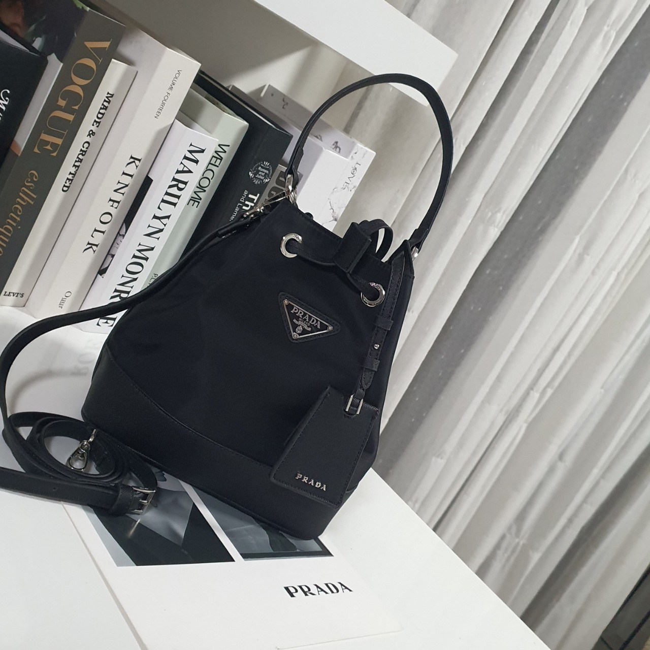 สินค้าใหม่!! NEW ARRIVIAL **ทรงขนมจีบไซส์ใหญ่ 🐰 งานพรีเมี่ยมกิ้ฟ จากเคาเตอร์ต่างประเทศ จากแบรนด์ PRADA วัสดุ NYLON สลับหนัง SAFFIANO ดีไซน์สวยหรูมากค่า เนื้อหนาซับในอย่างดี อะไหล่เงินทั้งใบ จุดเด่นคือ กระเป๋าสามารถ จุของได้เยอะมาก ด้านในมีช่องใส่ข