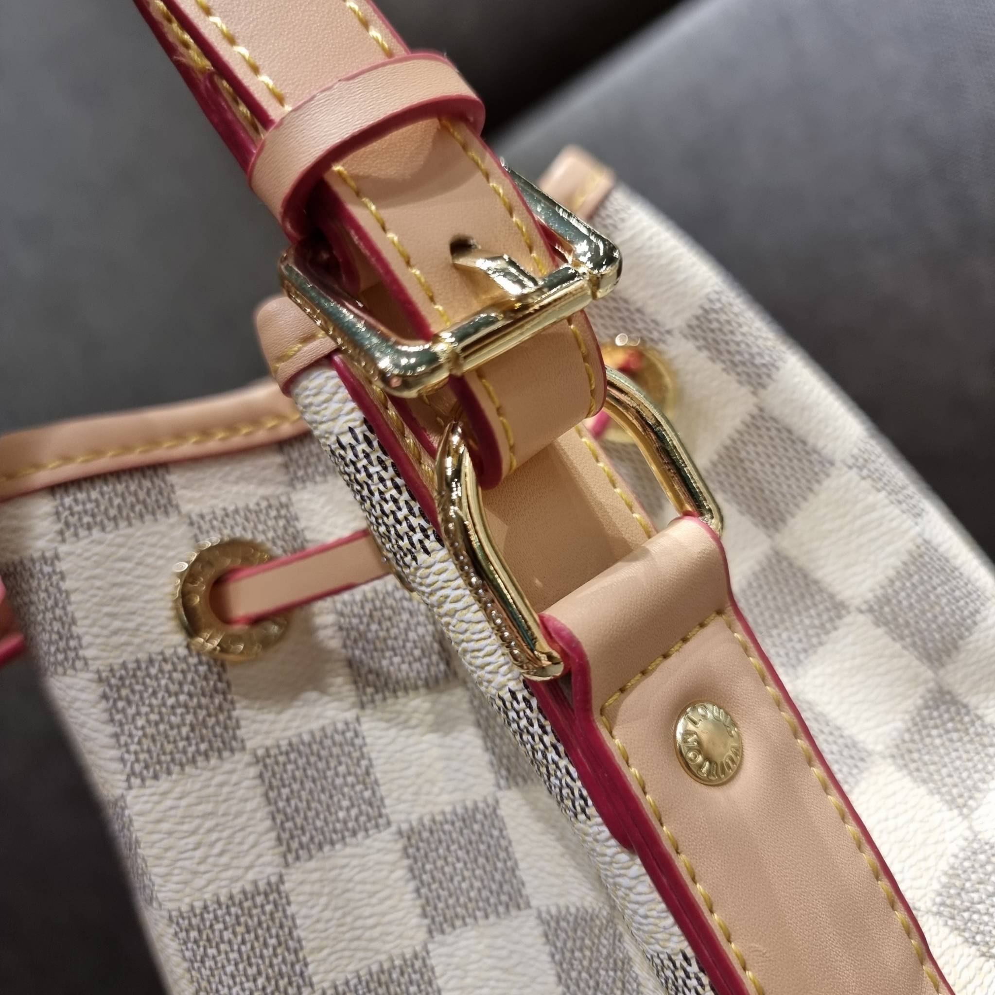 LV Noe bb damier azur กระเป๋าทรงขนมจีบสุดฮอต ราคาสุดคุ้ม ลิมิเต็ดมากๆ แถมฟรี ริบบิ้นแบรนด์เอนกประสงค์ จะใช้แทนสายรูดปากกระเป๋า ผูกเป็นโบว์ตกแต่งเก๋ๆ หรือจะพันถนอมสายสะพายยังได้ คุ้มจริง!! วัสดุหนังแคนวาส ภายในโล่งกว้าง ใส่ของได้ตามสะดวก สายสะพายปรับได้อีก