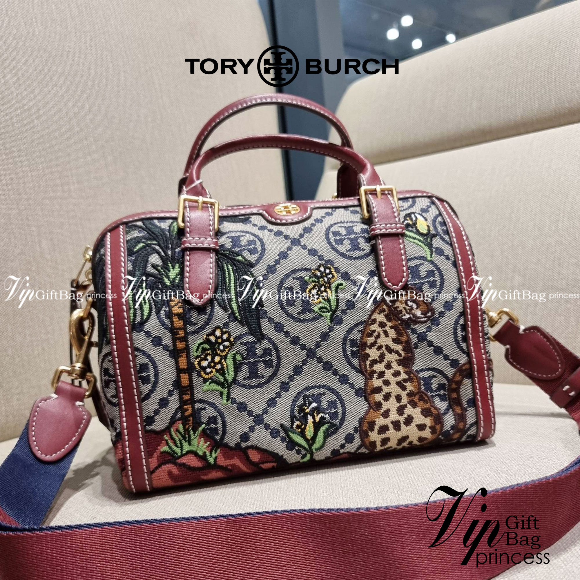 TORY BURCH T MONOGRAM JACQUARD EMBROIDERED DUFFLE คอลใหม่ล่าสุด สวยพร้อมเสิร์ฟแบบไม่ต้องรอพรีฯ ลายโมโนแกรมสุดคลาสสิคที่ถูกดีไซน์รังสรรค์ด้วยงานปักสุดชิค น่าใช้ใจฟูแค่แรกเห็น!! วัสดุ jacquard woven สลับหนังแท้ หูจับในตัว และพร้อมไปเลยกับสายสะพายข้าง ที่จะถ