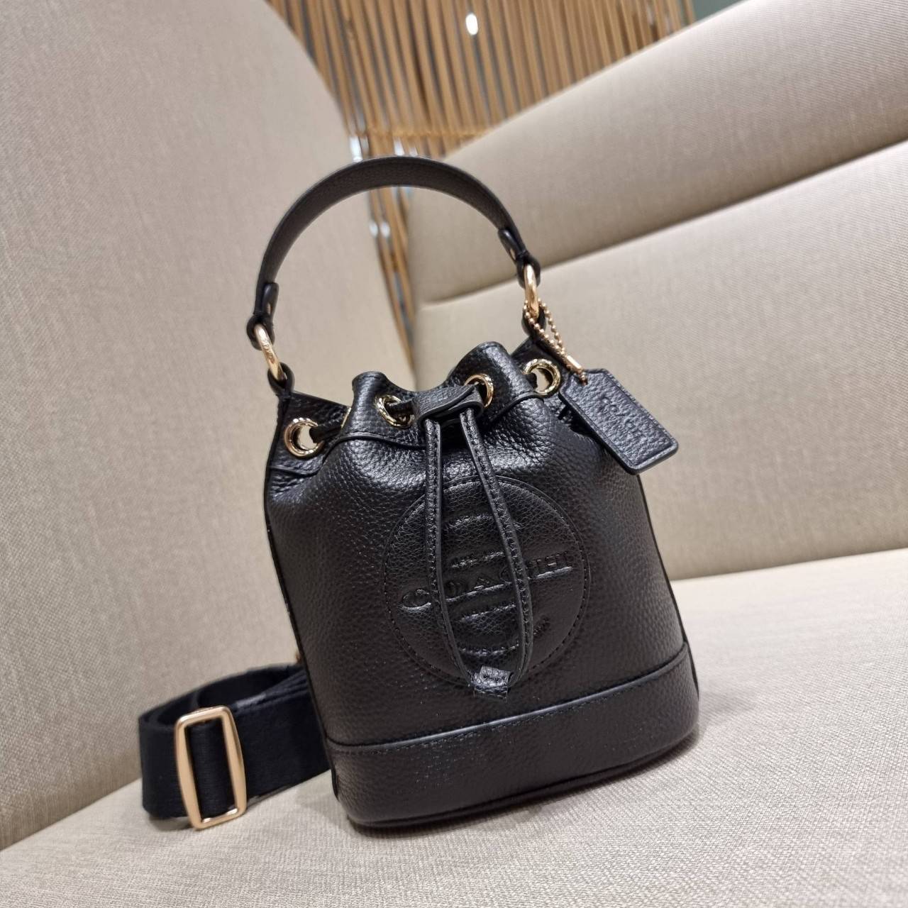 COACH C5121 DEMPSEY DRAWSTRING BUCKET BAG 15 WITH COACH PATCH น้องคนสวยมาใหม่จ้า ละมุนคุณหนูต้องมาอีกแล้วแหละ กระเป๋าทรงถังไซส์มินิ ใช้งานง่ายด้วยการรูดหนังปิดรอบปากกระเป๋า ทุกอย่างลงตัวที่สุด!! มาพร้อมตัวห้อยรูปหัวใจสีทองกุ๊กกิ๊ก น่ารักมากๆ มีหูหิ้วในตัว