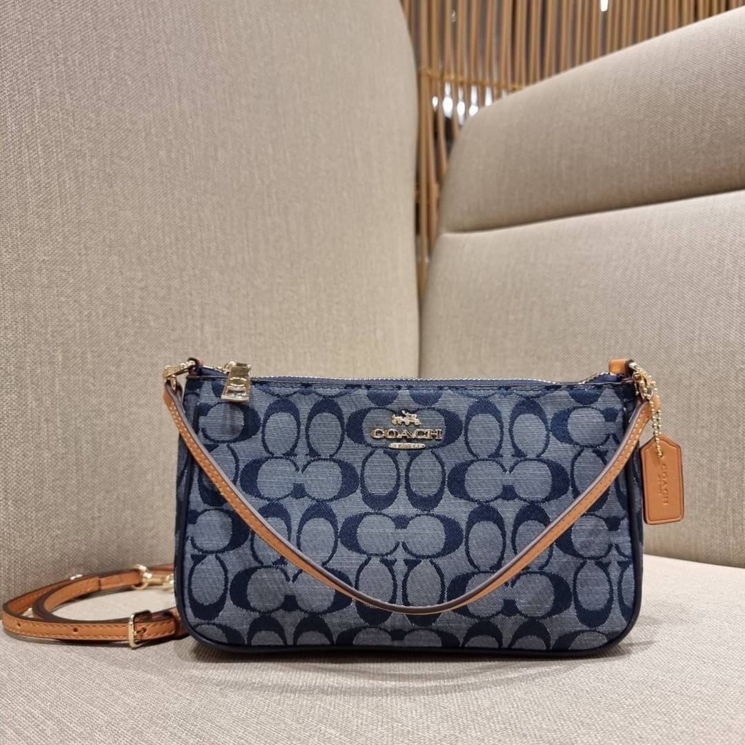COACH 36674 TOP HANDLE POUCH IN SIGNATURE JACQUARD กระเป๋าทรงพอช ยอดฮิต ยกขึ้นแท่น ด้วยดีไซน์ที่ออกมาให้ใช้งานได้ง่าย ขนาดกำลังเหมาะ วัสดุหนังแคนวาสทนทาน ดีไปหมดขนาดนี้!! คุณลูกค้าถึงสั่งกันรัวๆจริงๆ ภายในโล่งกว้าง ใส่โทรศัพท์ได้ทุกรุ่น มาพร้อมสายคล้องแขน