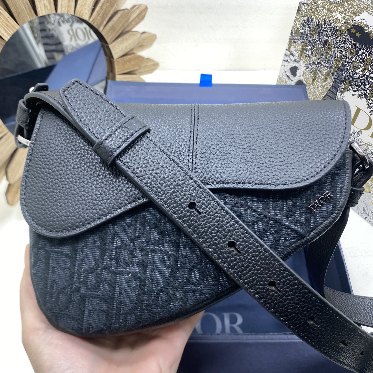 ORI หนังแท้ | DIOR Mini Saddle Bag กระเป๋าสะพาย คาดอก ผ้าแจ็กการ์ดลาย Oblique สีดำ นำเสนอมุมมองใหม่ให้กับดีไซน์ไอคอนิกด้วยรูปทรงที่ทันสมัย