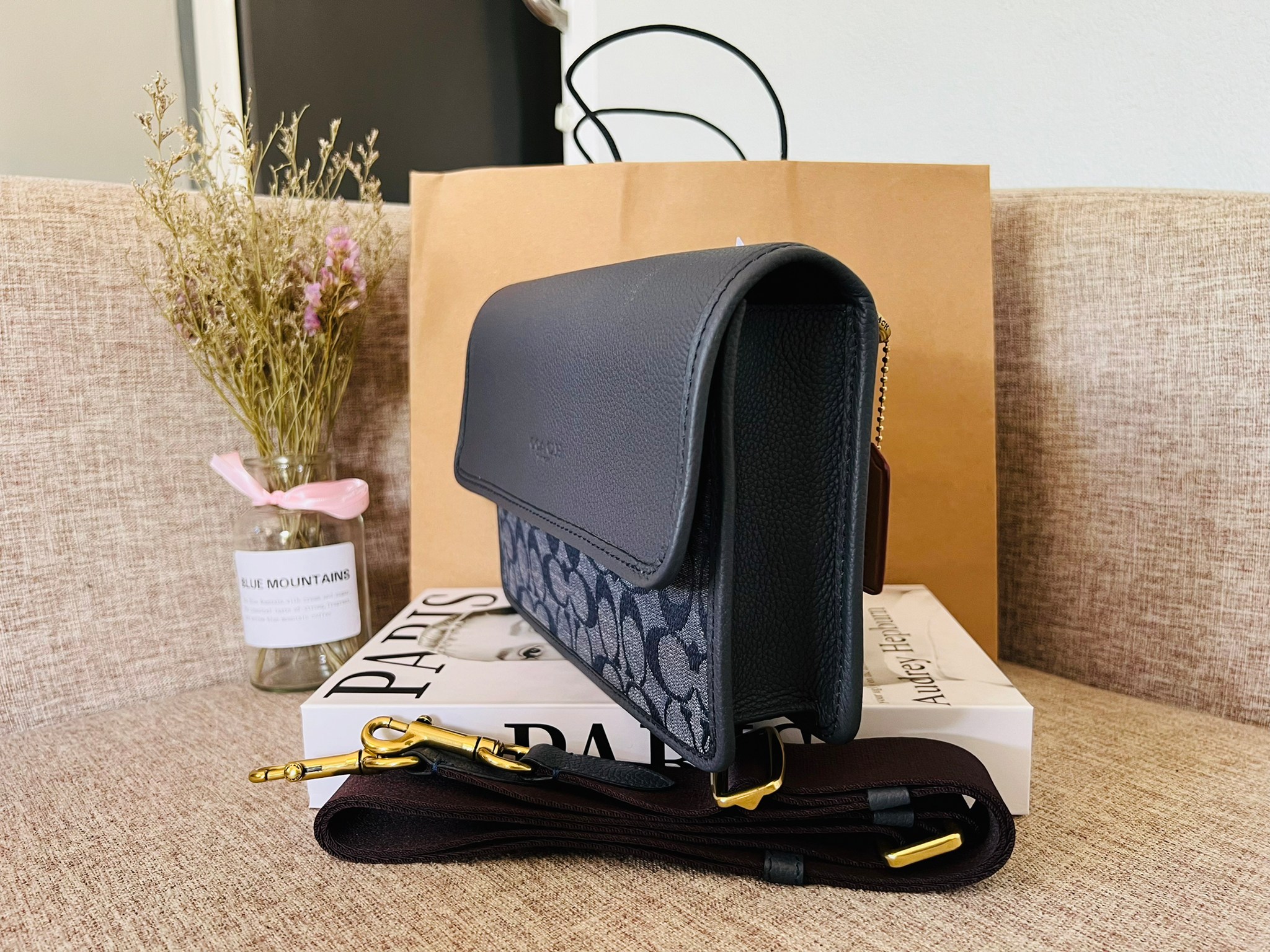 COACH Turner Flap Crossbody In Signature Chambray C8185 กระเป๋าสะพายหนังแชมเบรย์ซิกเนเจอร์และหนังธรรมชาติ ด้านในกระเป๋าซิป กระดุมแป๊ก ซับในหนัง กระเป๋าสลิปด้านนอก สายสะพายถอดได้ ยาว 25” สำหรับสะพายไหล่หรือสะพายข้าง