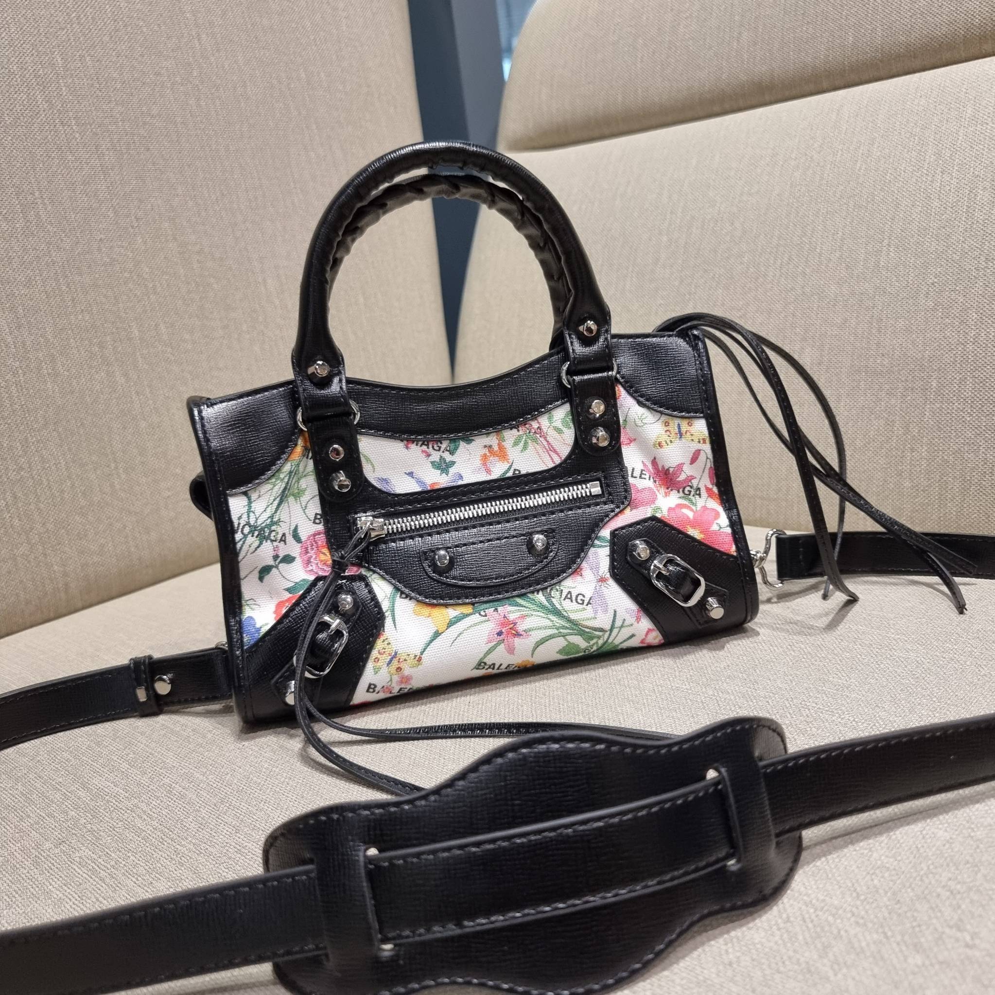 ไซส์ใหม่ กับรุ่นคอลแลบอีกหนึ่ง ที่ฮอตติดลมไม่เลิก!! Gucci×Balenciaga neo floral small bag กระเป๋าถือ/สะพายข้างที่โดดเด่นในสไตล์ที่ไม่ซ้ำ ไม่เกร่อ ดีไซน์มีกิมมิคและลูกเล่นแพรวพราว ทั้งหนังรูดซิป ทั้งหูจับ ทั้งความตกแต่ง มีดีเทลอัพราคาไปหมด วัสดุผ้าแคนวาสตั