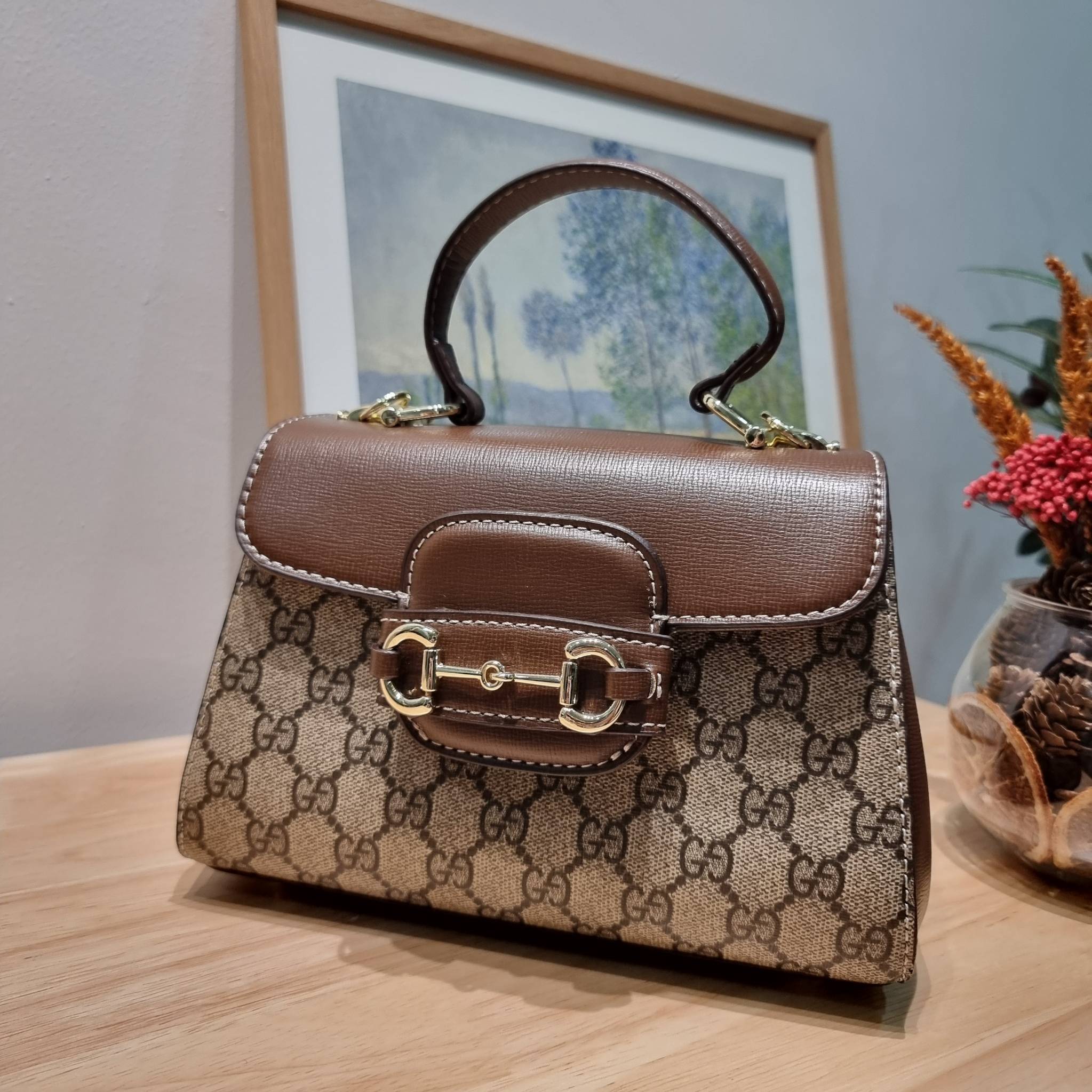 Gucci Horsebit 1955 mini bag / GG VINTAGE CROSSBODY BAG ใหม่จากพรีเมี่ยมกิ๊ฟสุดคุ้ม กระเป๋าสะพายข้าง สวยย้อนยุค ดีไซน์วินเทจแฝงความหรู วัสดุหนังแคนวาส เปิด-ปิดด้วยกระดุมแม่เหล็ก ภายในโล่งกว้าง แบ่งสัดส่วนไว้อย่างดี สายสะพายมีให้ 2 ถึงแบบ สลับใช้ได้ไม่มีเบ