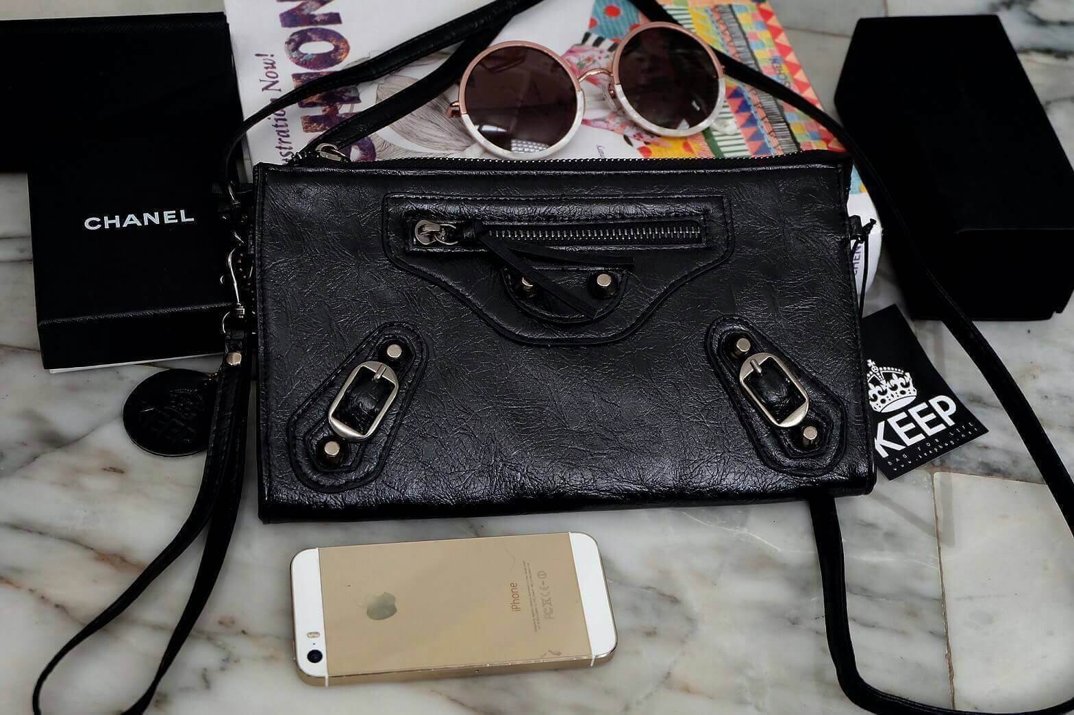 มาตามคำเรียกร้องคะสำหรับ size นี้ รอบนี้ ได้ ของ KEEP BRAND มาคะ รับรองความสวย 😍กระเป๋า KEEP Milan shoulder &clutch bag ตัวกระเป๋าผลิตจากหนังแกะเทียม ลายหนังชัดเจน สวย อะไหล่สีดำเข้ากับกระเป๋าสุดๆคะ จุดเด่นคือ สามารถใช้งานได้แบบ 2 in 1 เลยคะ ถือคล้