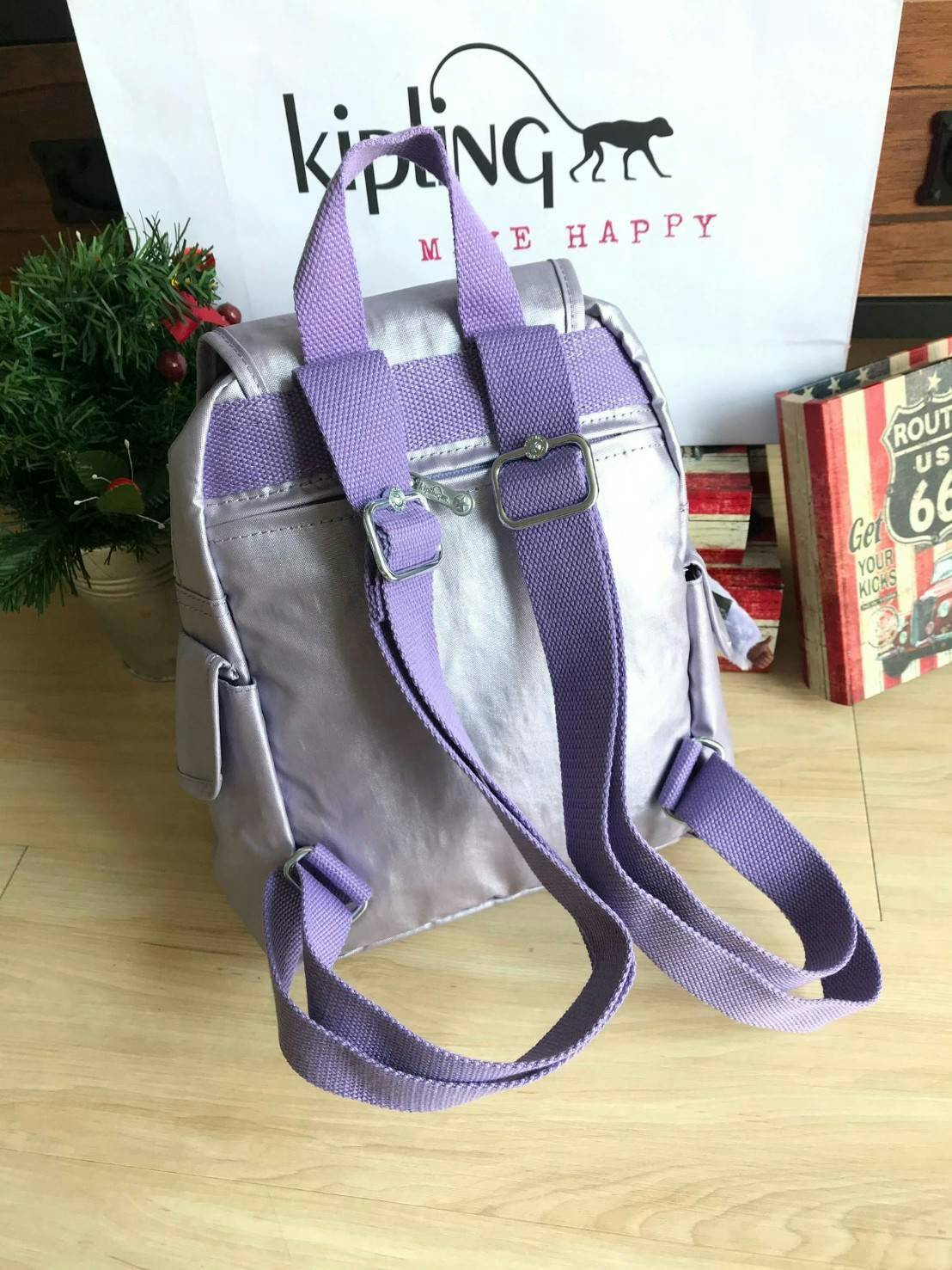Kipling City Pack Backpack วัสดุPolyamide100% เป้ขนาดกลาง ที่เปิดปิดด้วยตัวล็อค2ชั้นด้วยกระดุมแม่เหล็กและซิป มีช่องใช้งานหลายช่องรวมถึงช่องซิปด้านหน้า มีลูกเล่นที่ด้านหลังมีช่องซิปสำหรับเก็บของและเก็บสายเป้ได้ หรือใช้สายจากเป้สะพายไหล่ได้ ประดับด้วยพวงกุญ